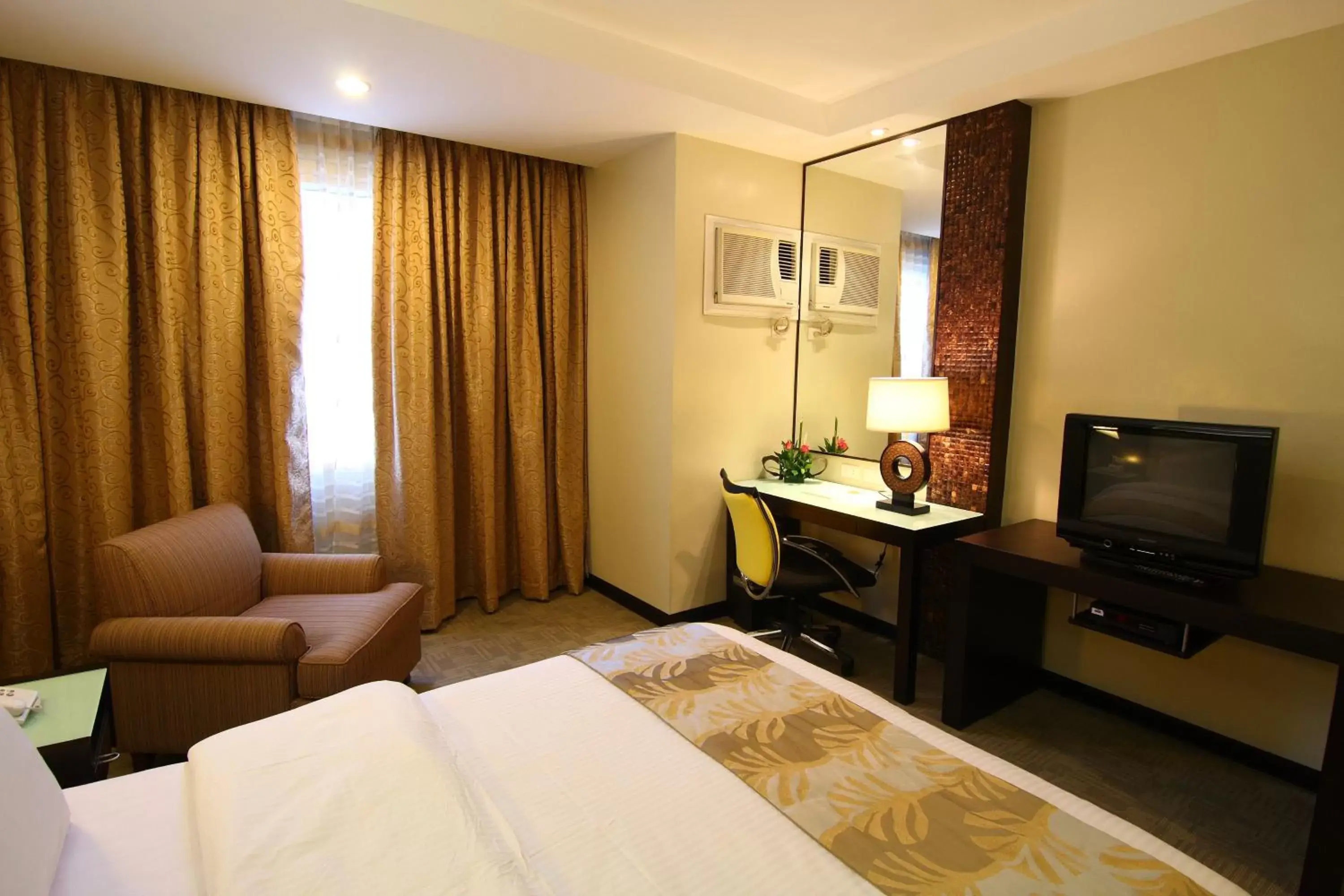 Bed in Circle Inn Hotel and Suites Bacolod