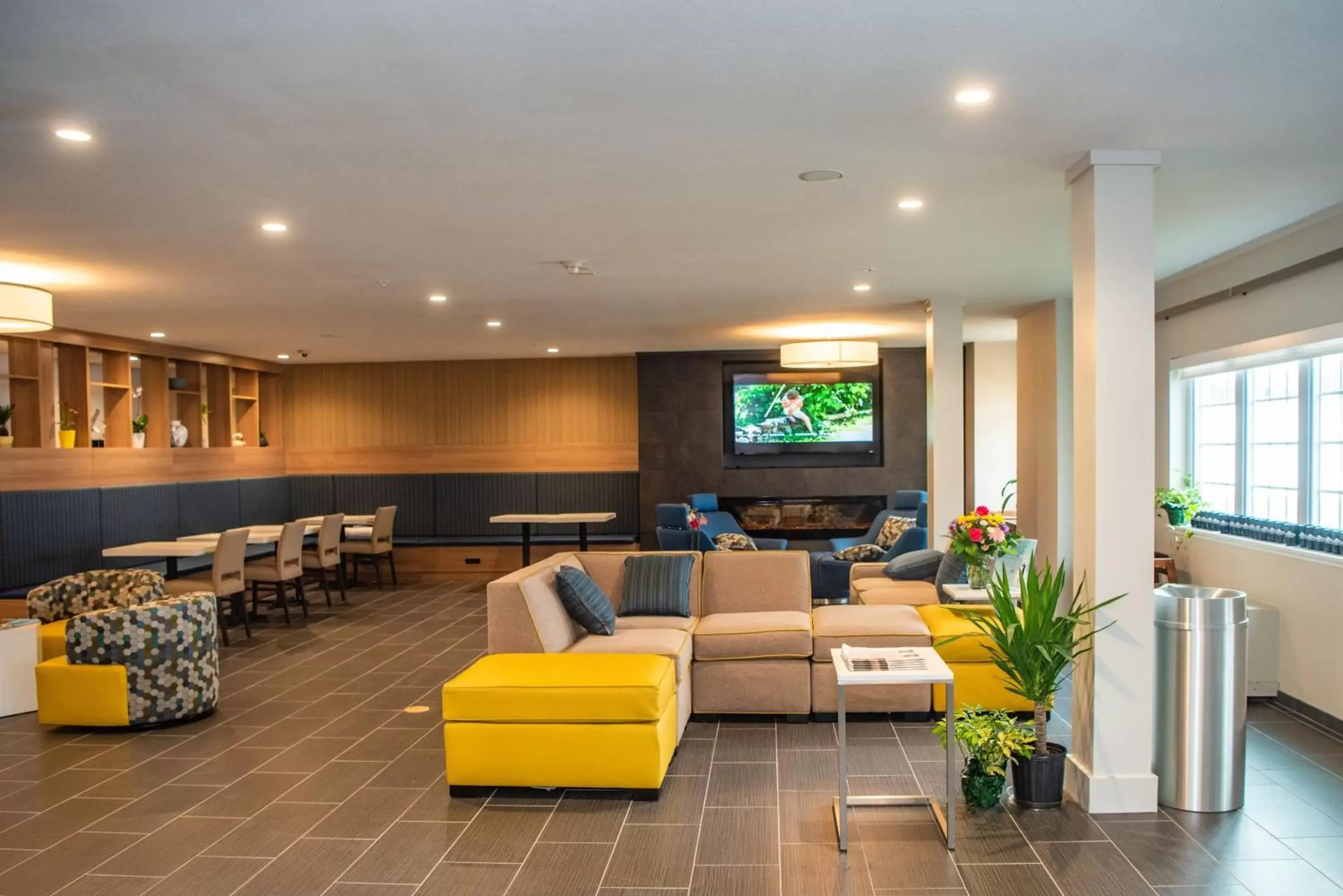 Communal lounge/ TV room in Microtel Inn & Suites by Wyndham Carlisle