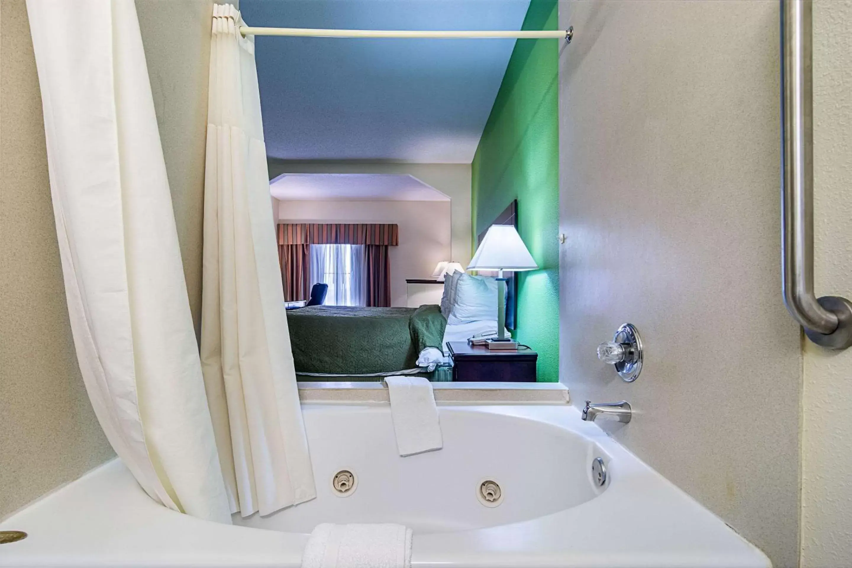 Photo of the whole room, Bathroom in Quality Inn and Suites Harvey