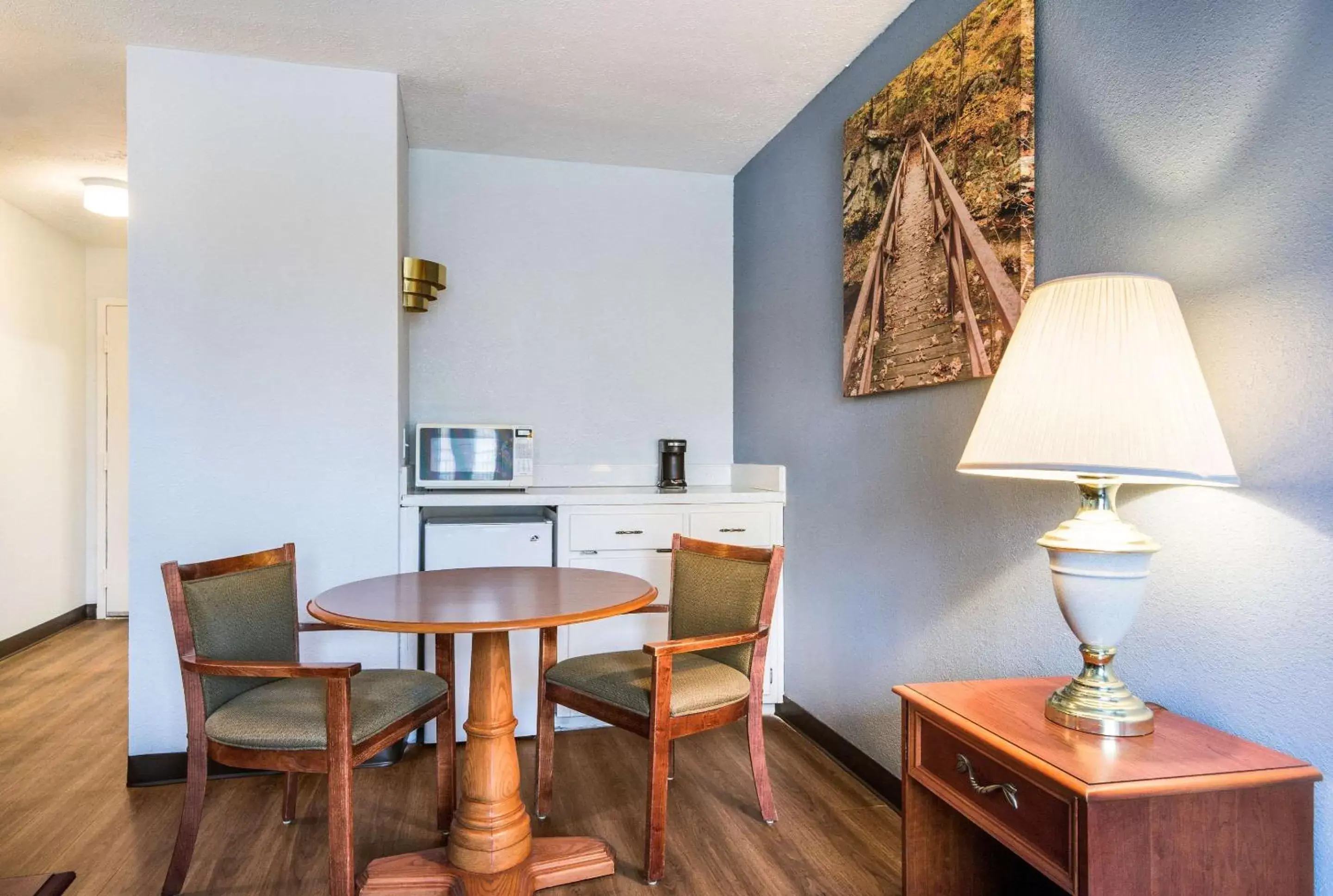 Photo of the whole room, Dining Area in Quality Inn - On The Lake Clarksville-Boydton