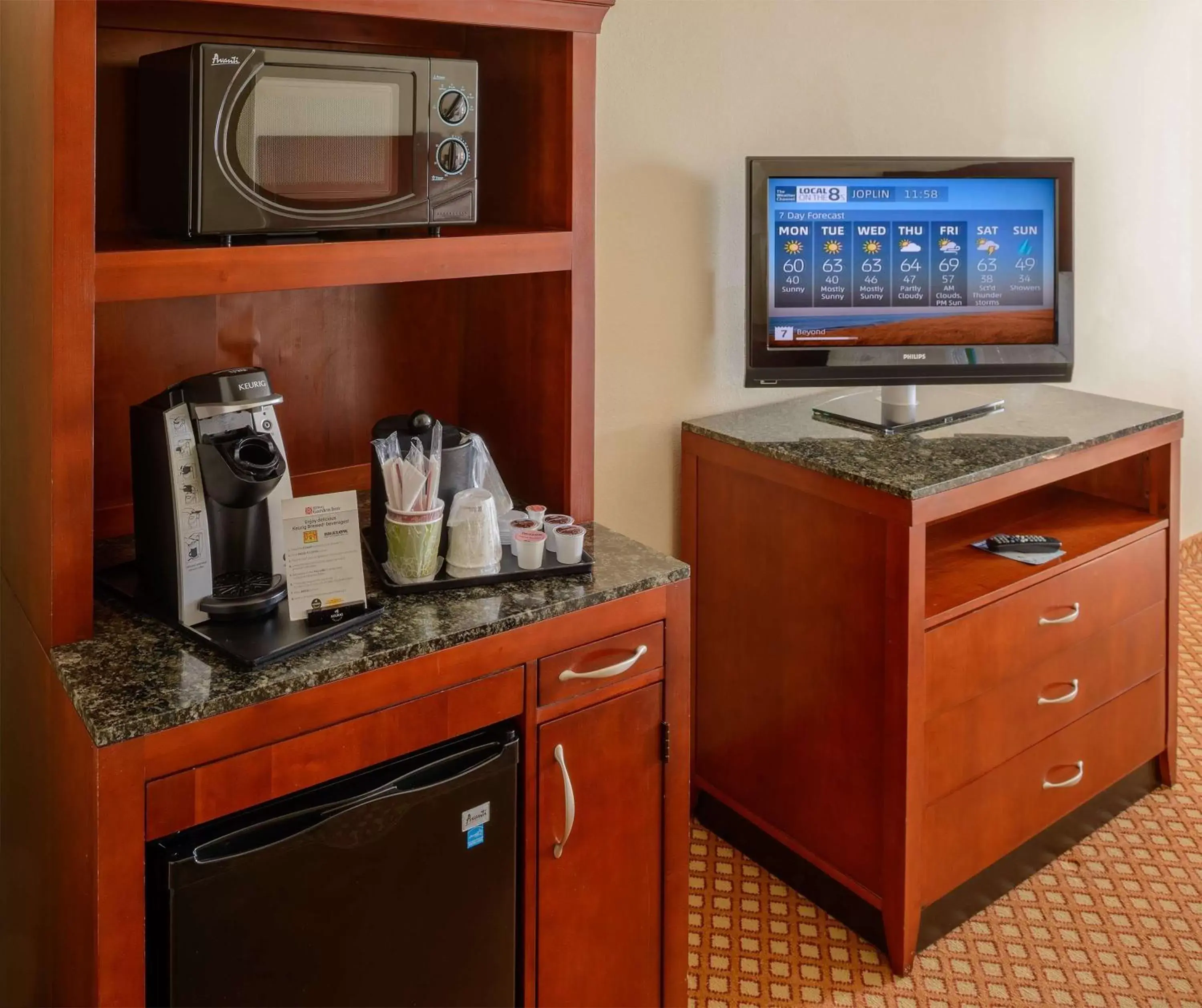 Bed, TV/Entertainment Center in Hilton Garden Inn Joplin