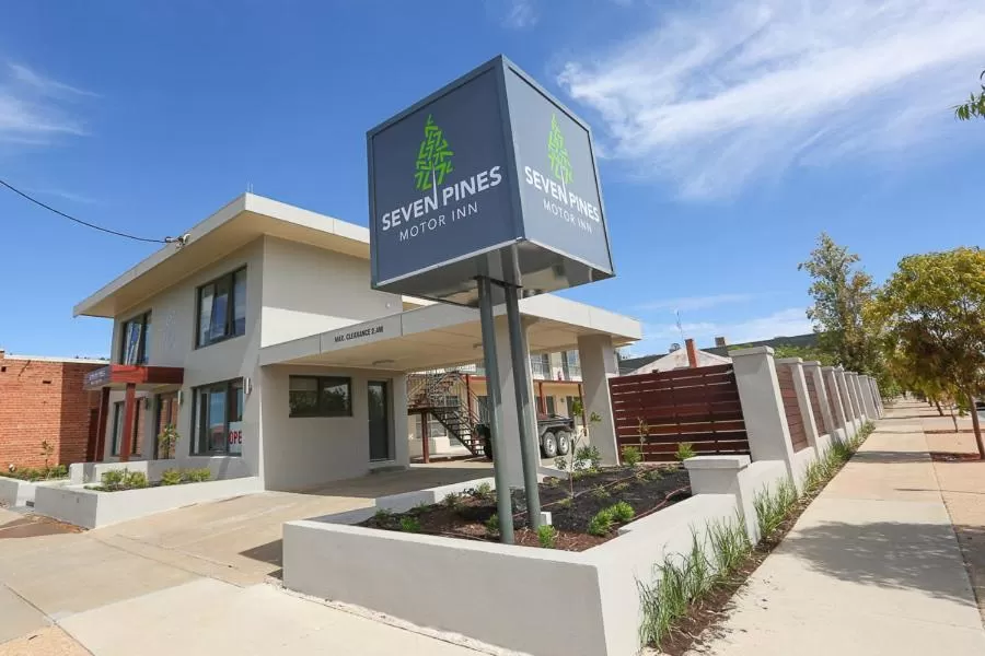 Facade/entrance in Seven Pines Motor Inn