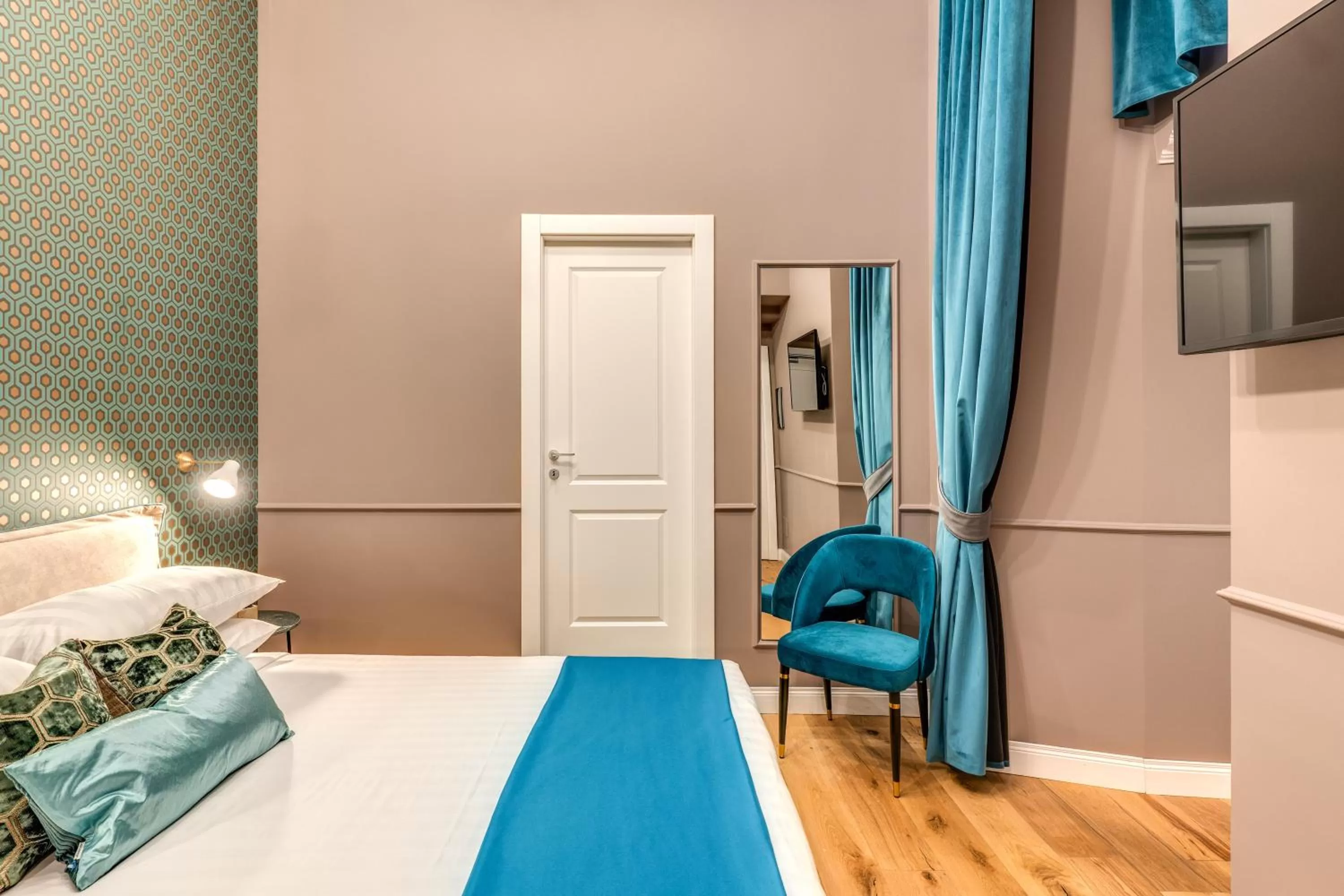 Bed in Tree Charme Parliament Boutique Hotel