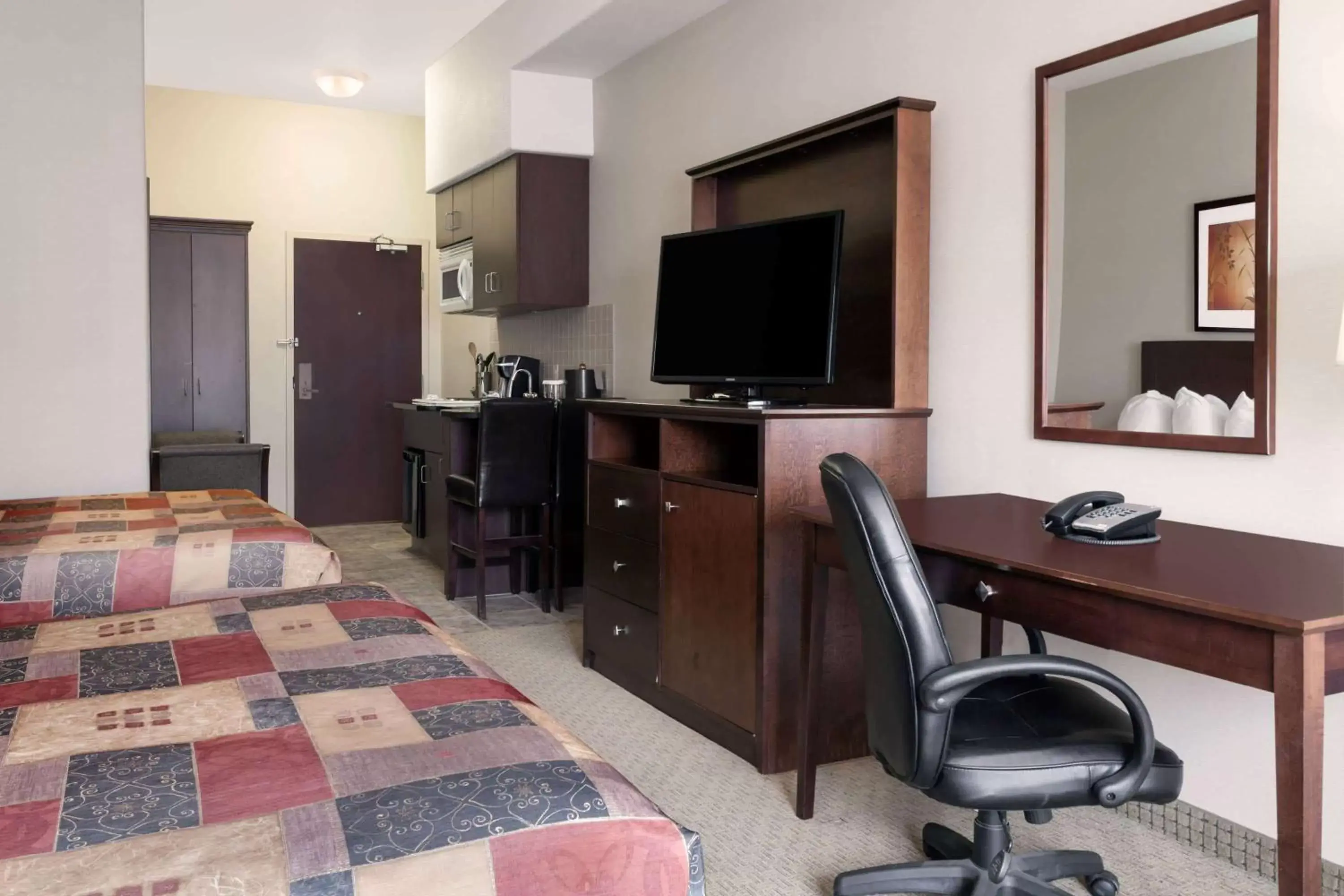 Kitchen or kitchenette, Bed in Ramada by Wyndham Weyburn Kitchen or kitchenette, Bed in Ramada by Wyndham Weyburn