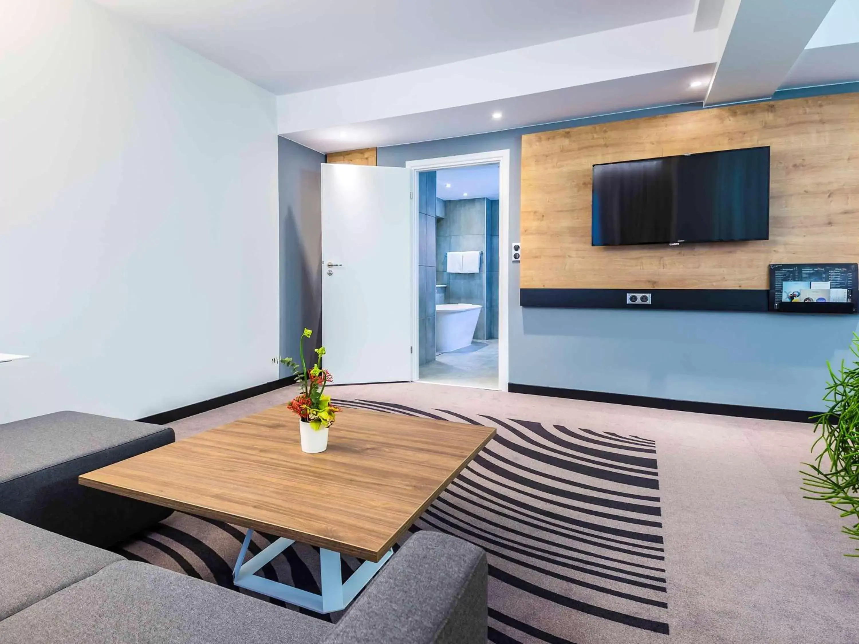 Photo of the whole room, Dining Area in Novotel Wrocław Centrum