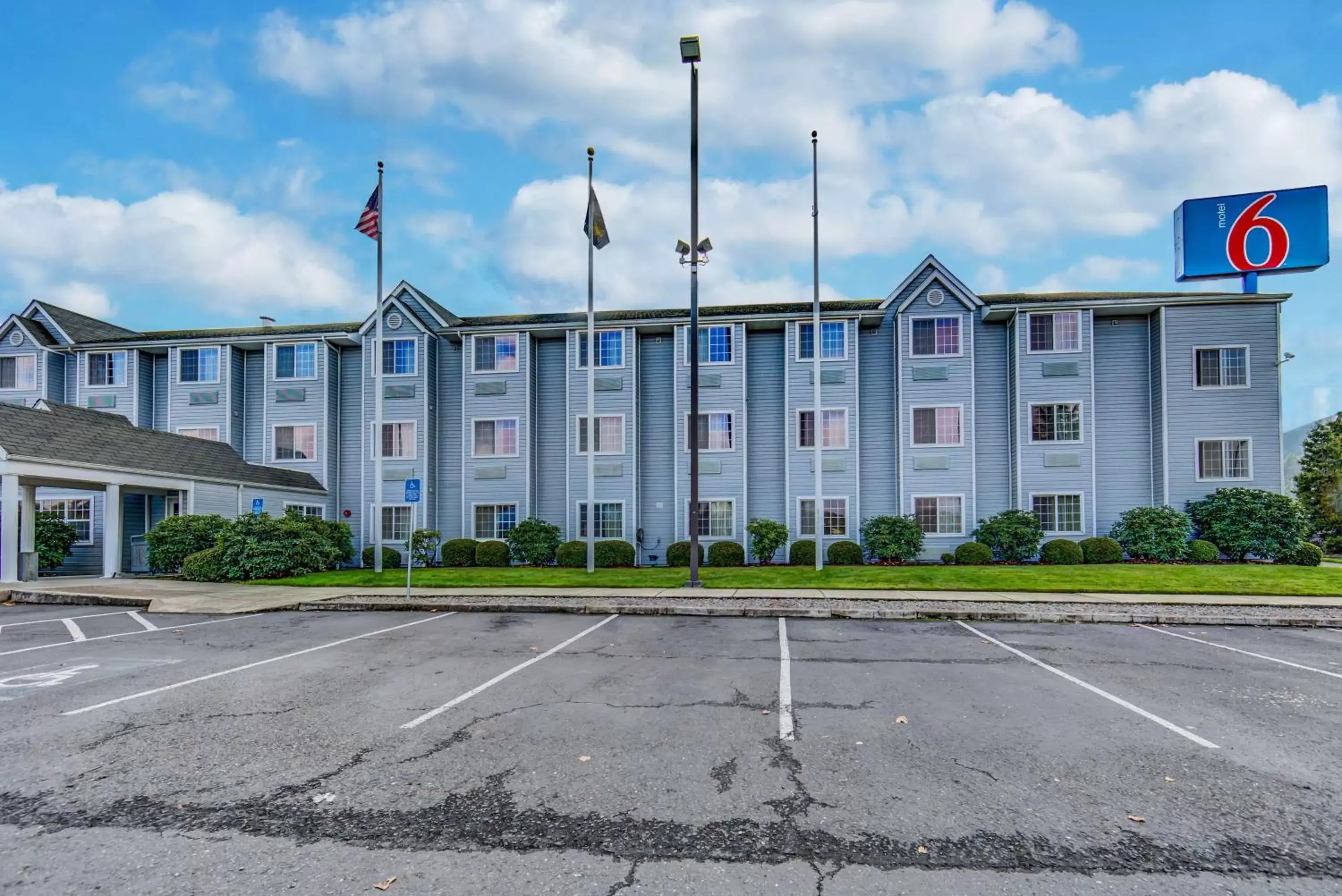 Property Building in Motel 6-Sutherlin, OR