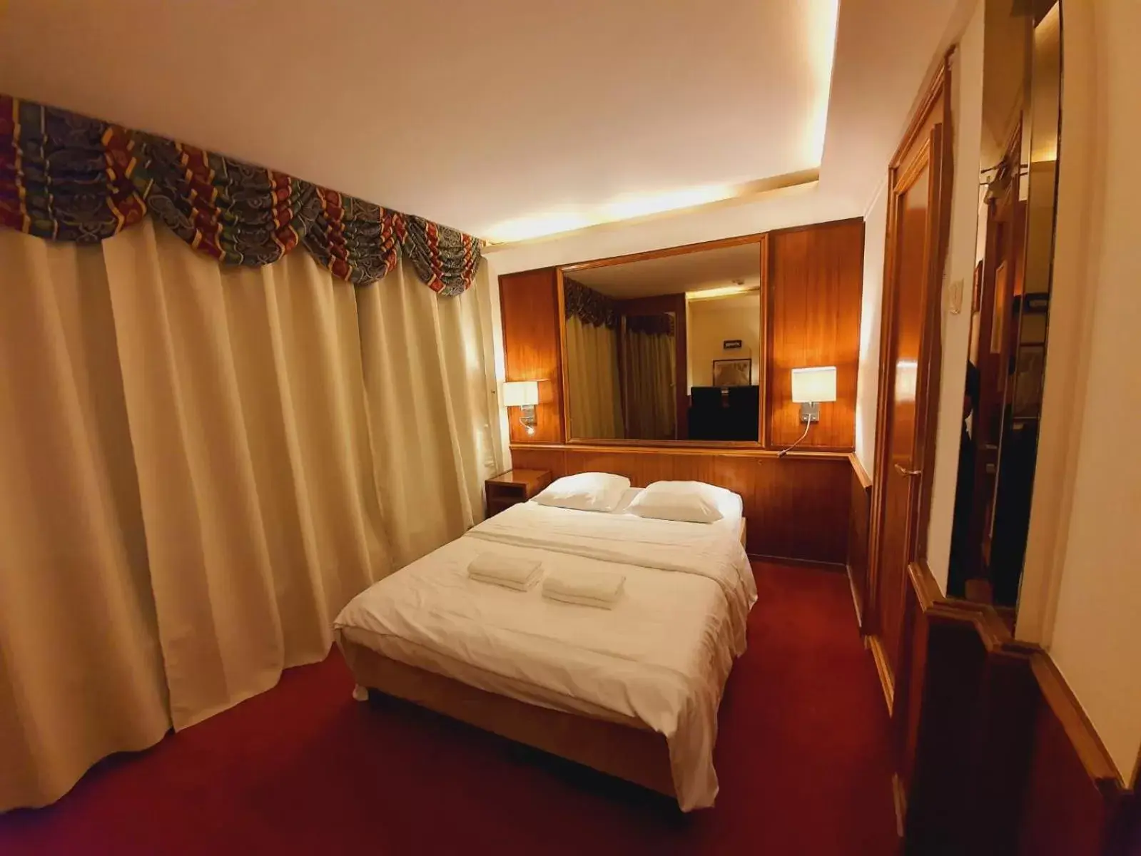 Photo of the whole room, Bed in Rembrandtplein Hotel