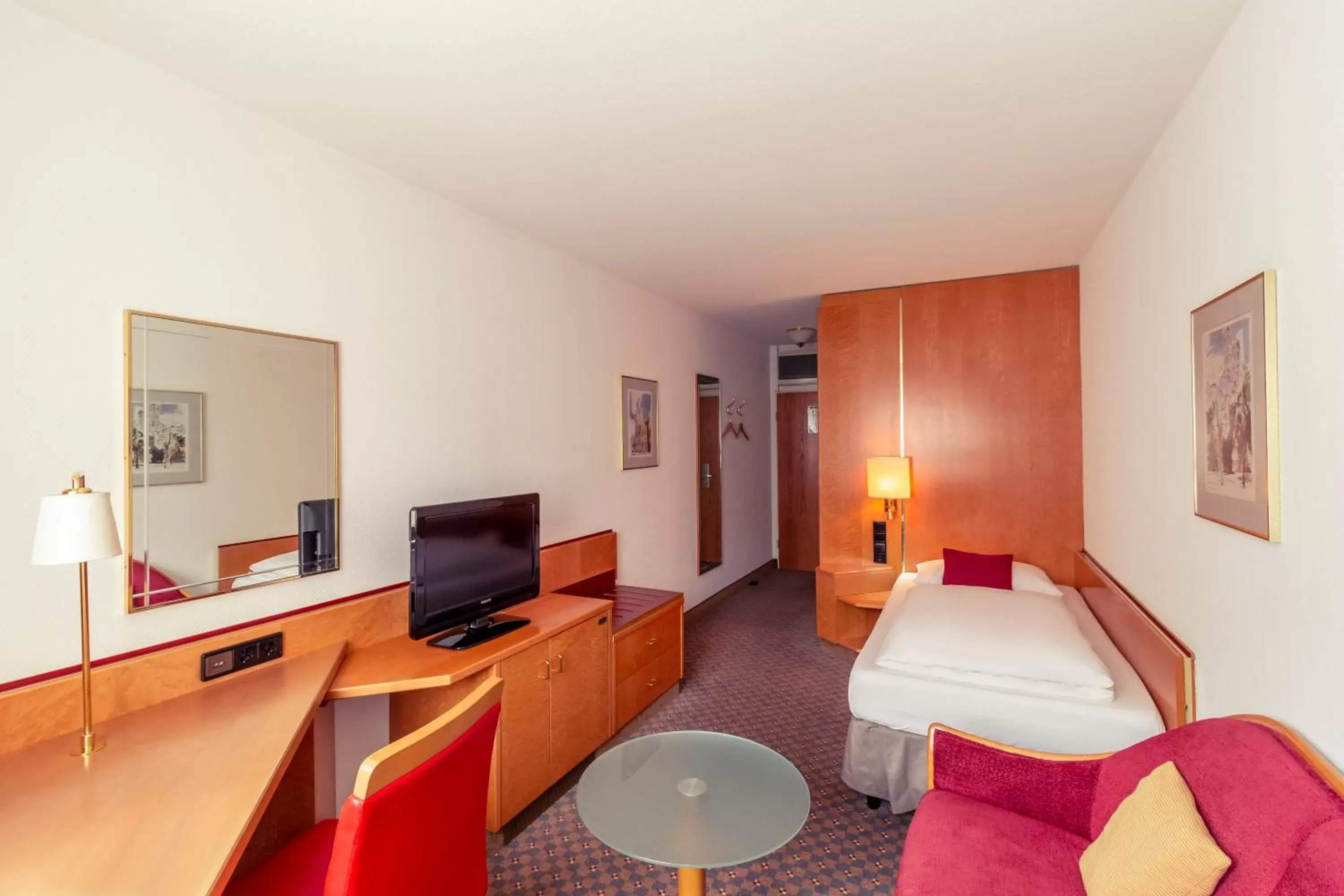 Photo of the whole room, TV/Entertainment Center in Mercure Hotel Köln City Friesenstraße