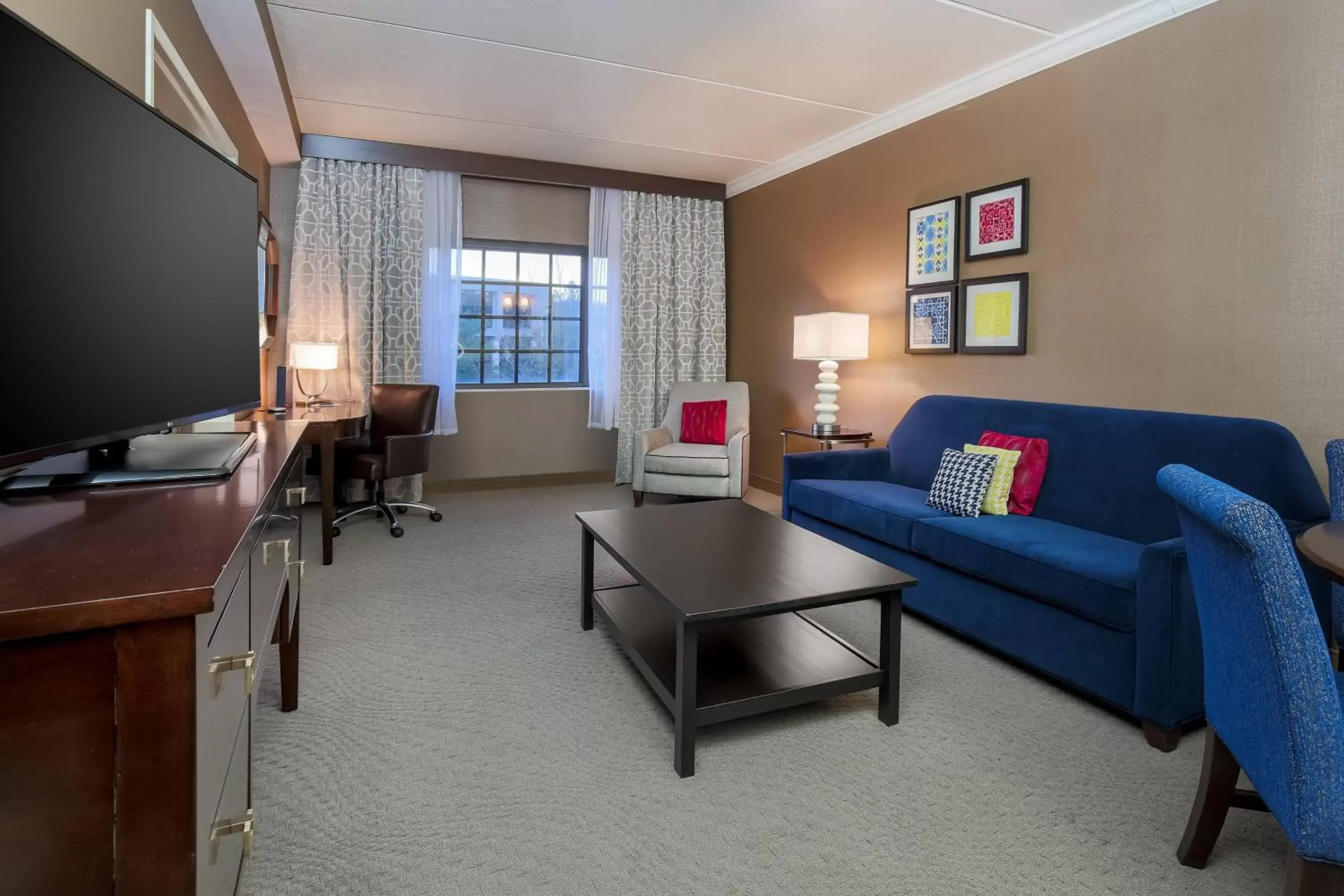 Living room, Seating Area in Sheraton Tarrytown Hotel