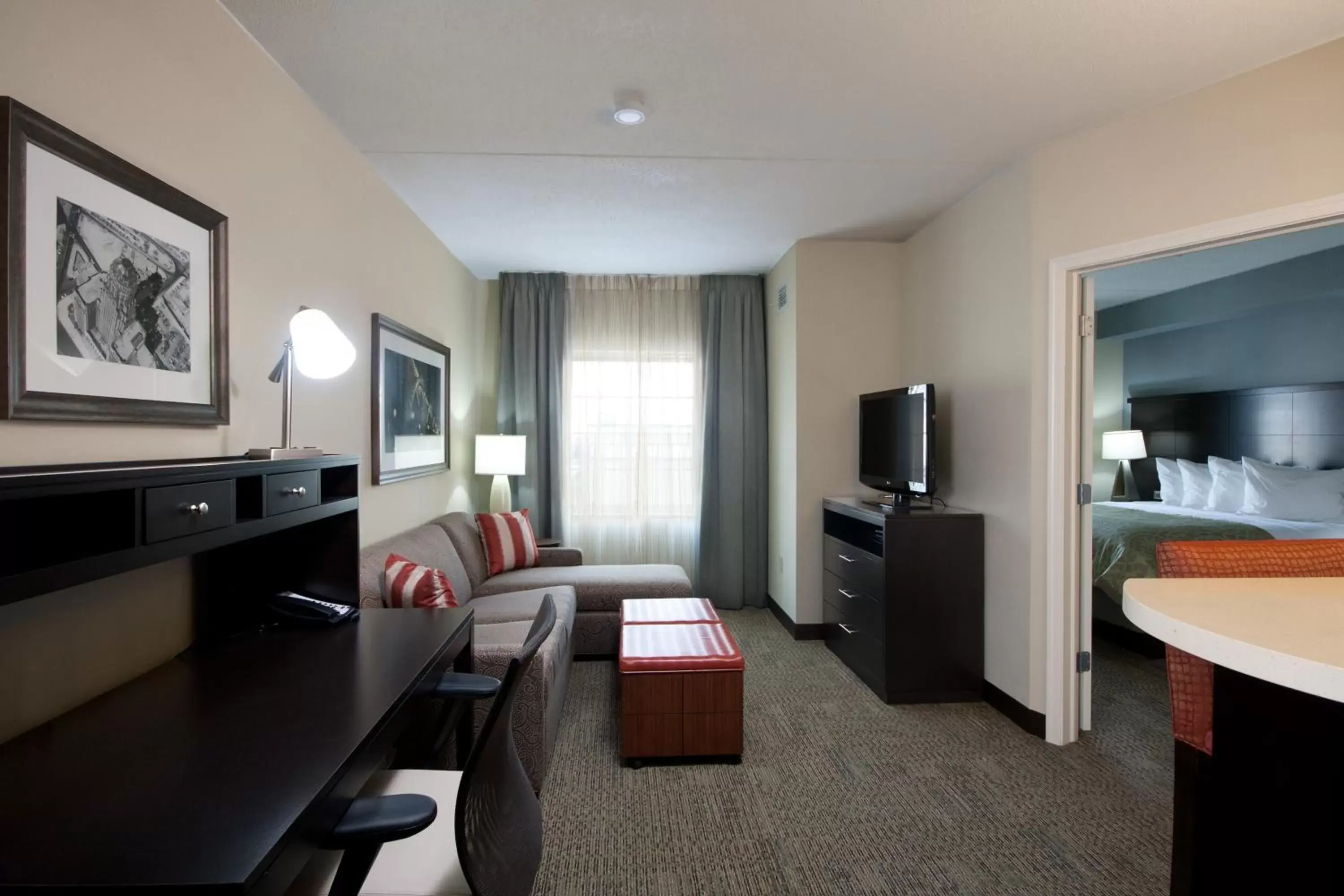 Bed, TV/Entertainment Center in Staybridge Suites Buffalo-Amherst, an IHG Hotel