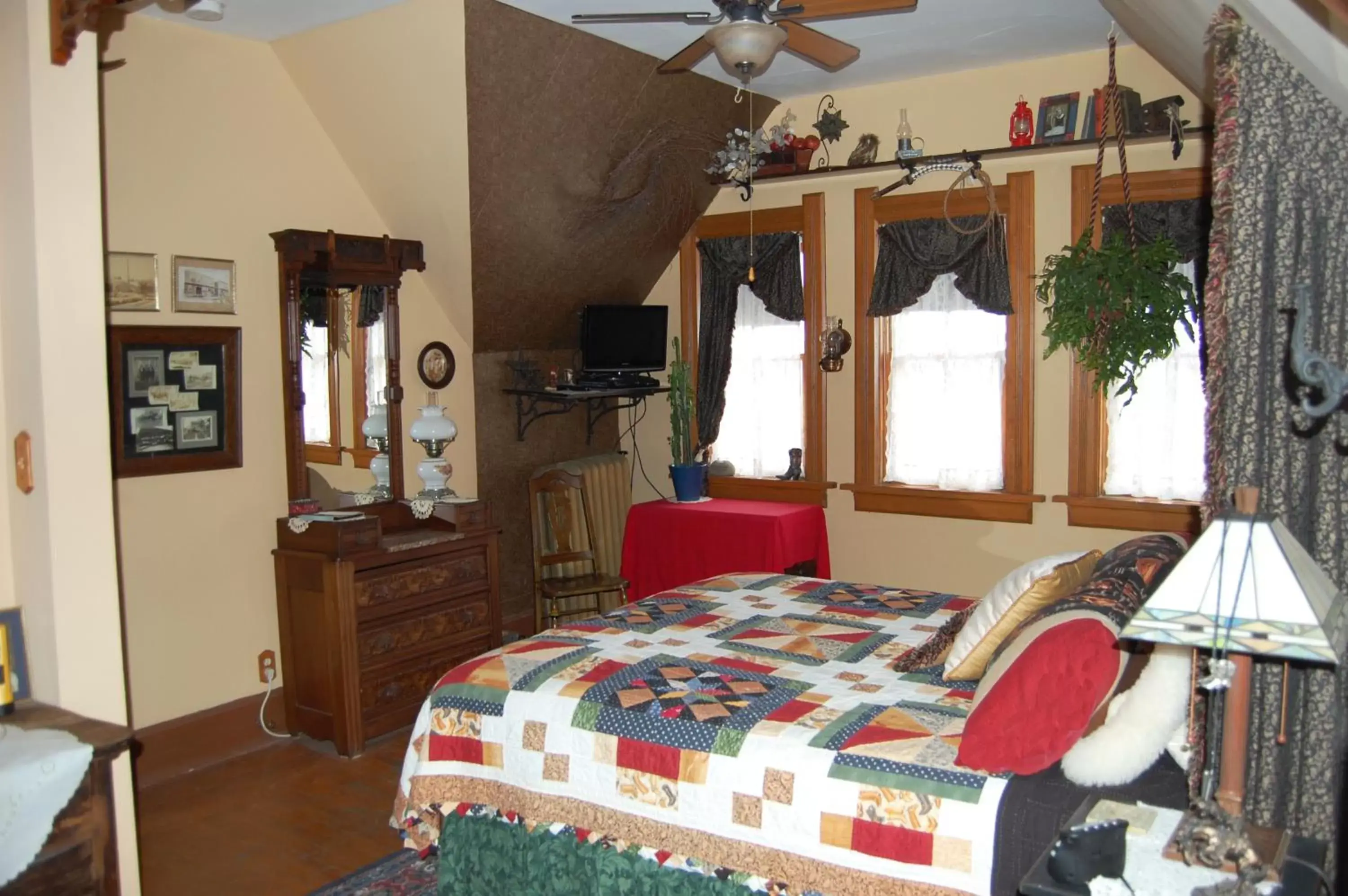 Queen Room with Shared Bathroom in Schuster Mansion Bed & Breakfast Queen Room with Shared Bathroom in Schuster Mansion Bed & Breakfast