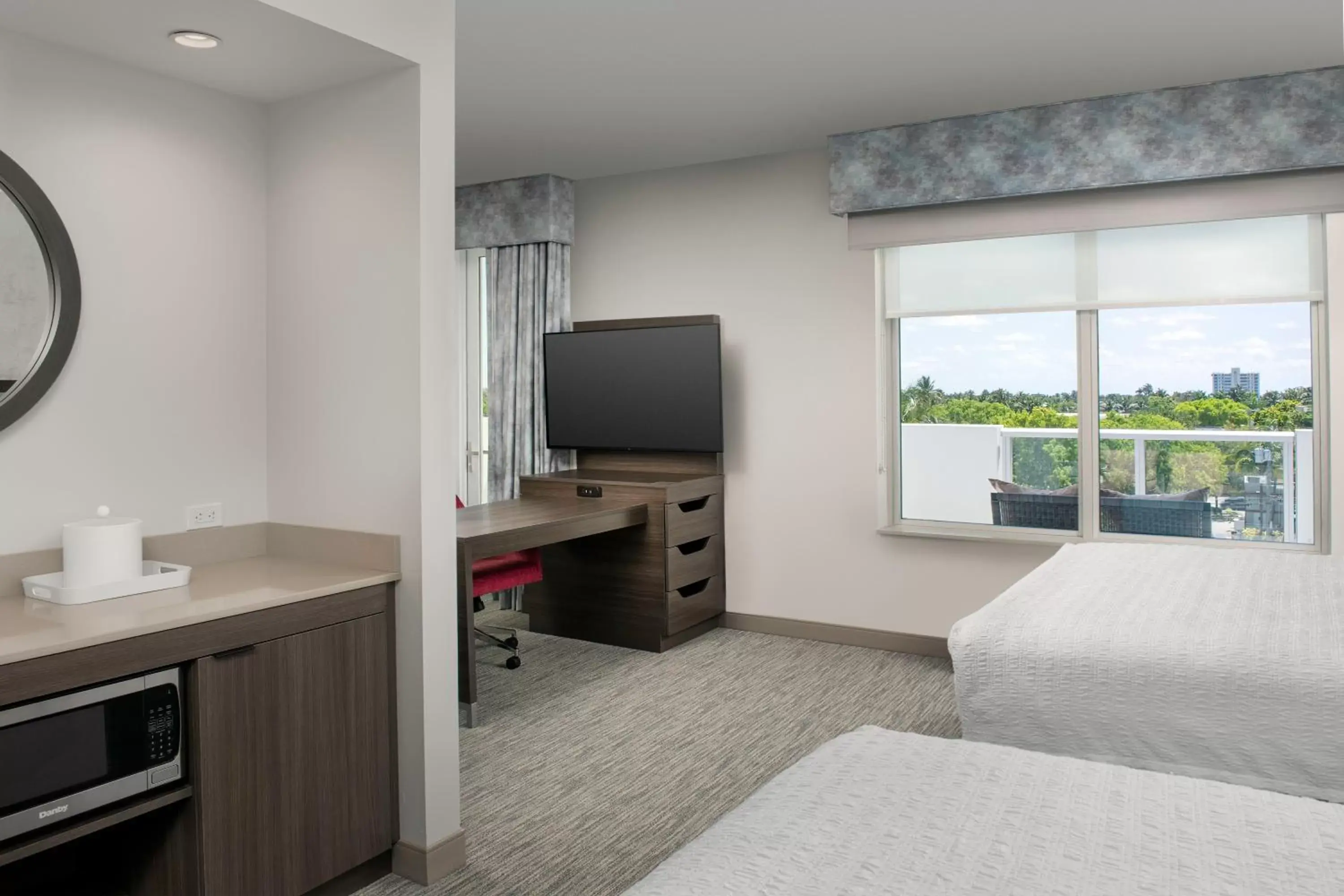 Bedroom, TV/Entertainment Center in Hampton Inn Delray Beach