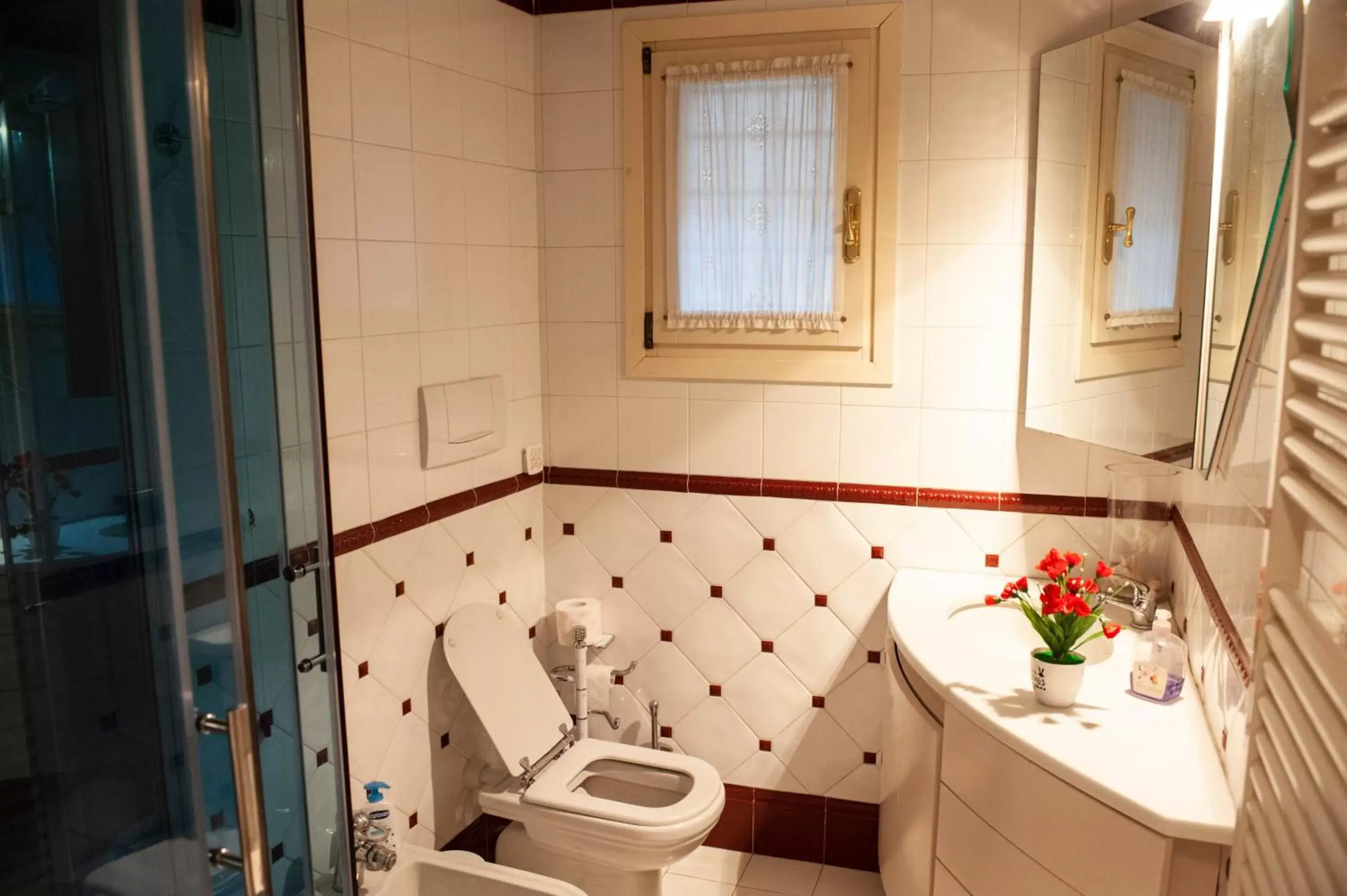 Bathroom in Gran Suite Piazza Maggiore - T&T communications