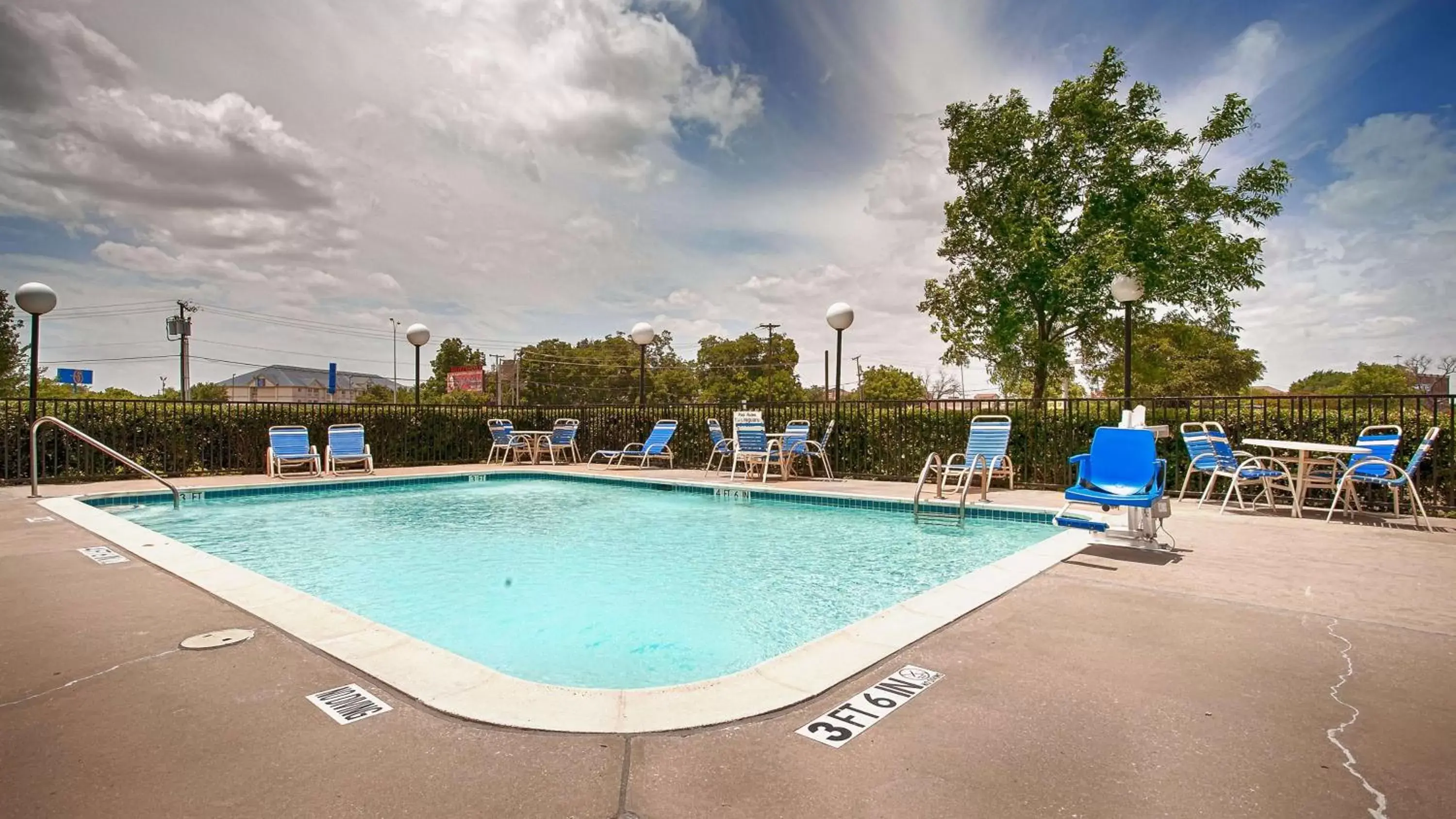 On site, Swimming Pool in Best Western Northwest Inn