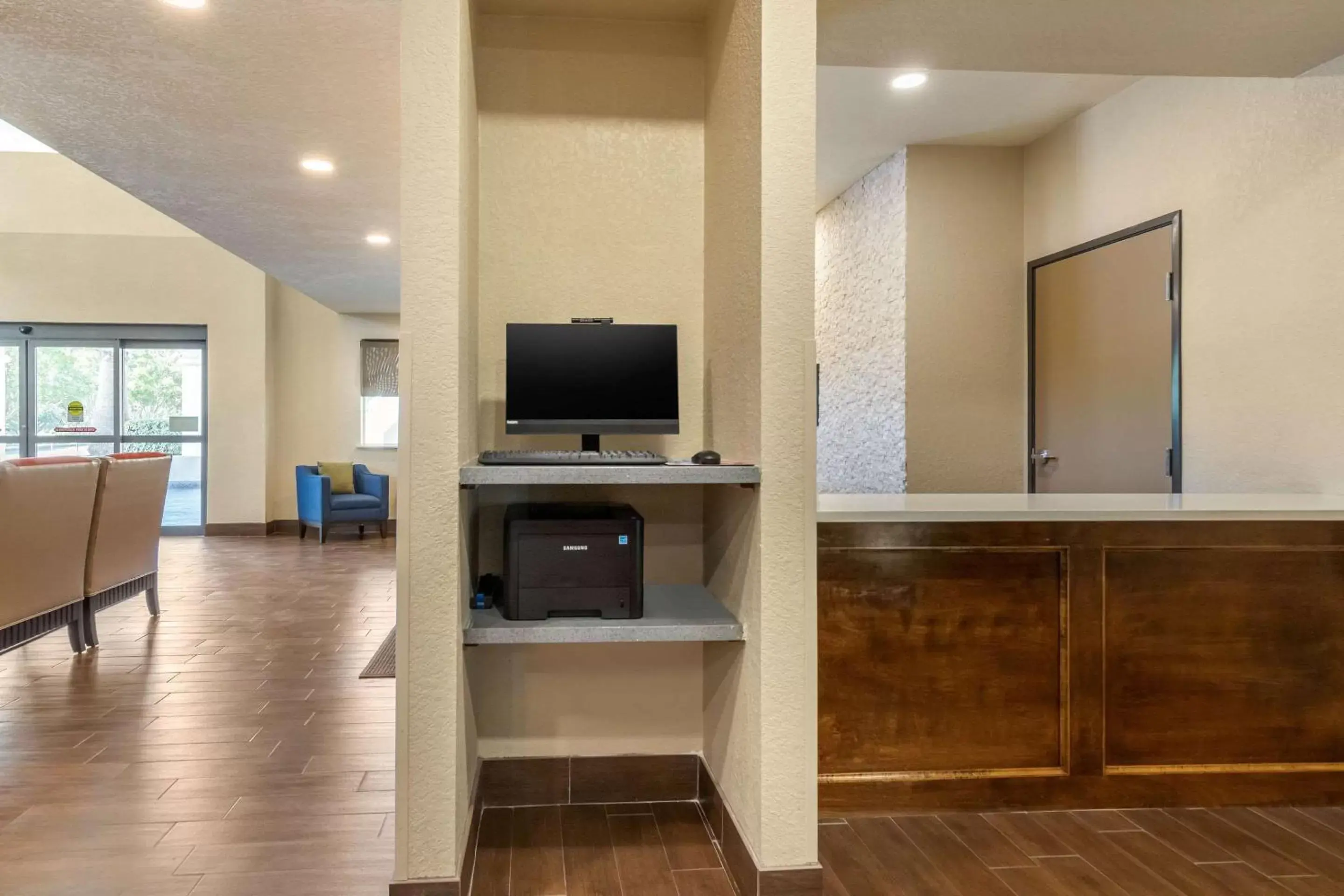 On site, TV/Entertainment Center in Comfort Suites Airport North