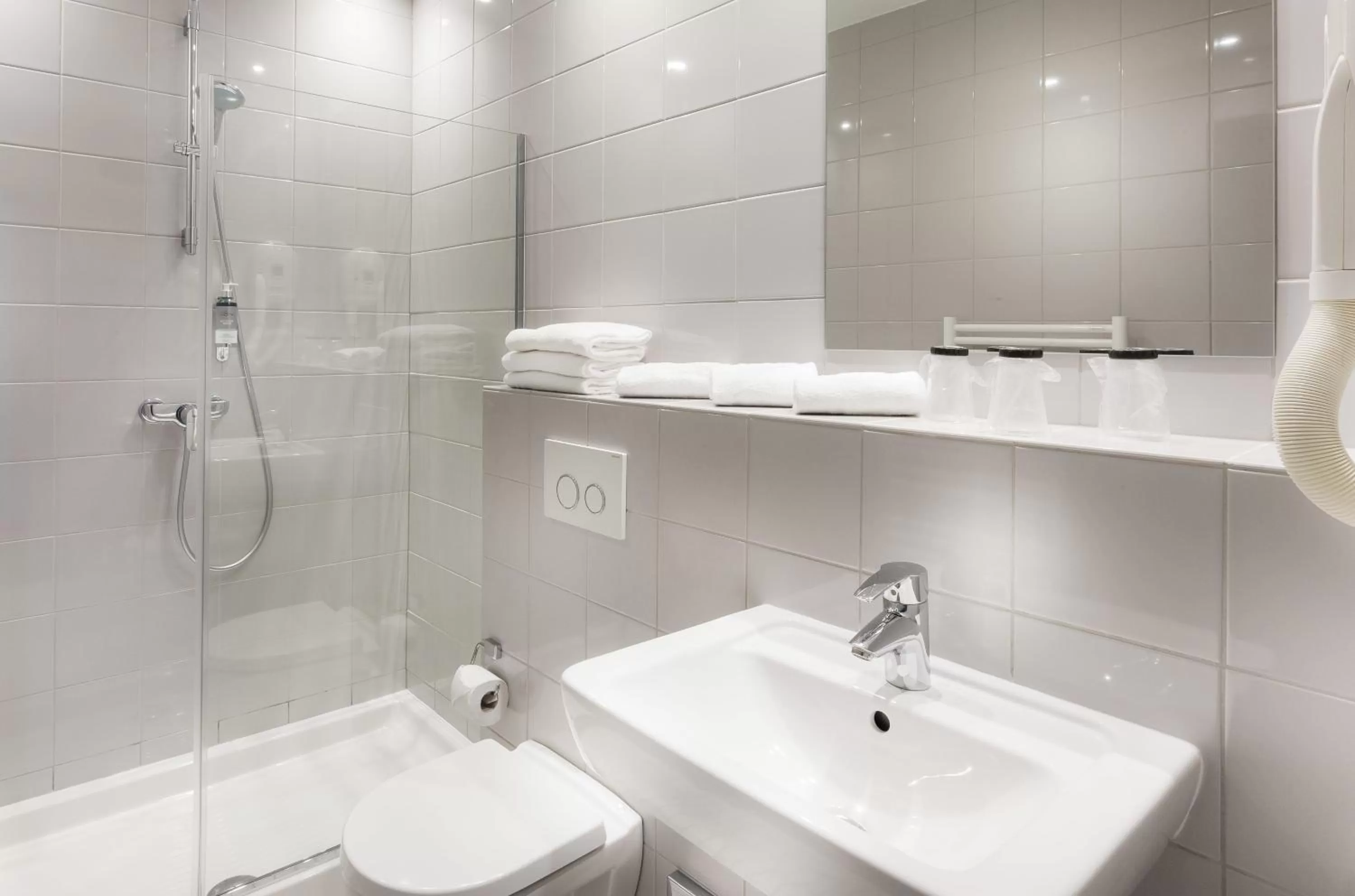 Bathroom in Libertel Montmartre Opéra