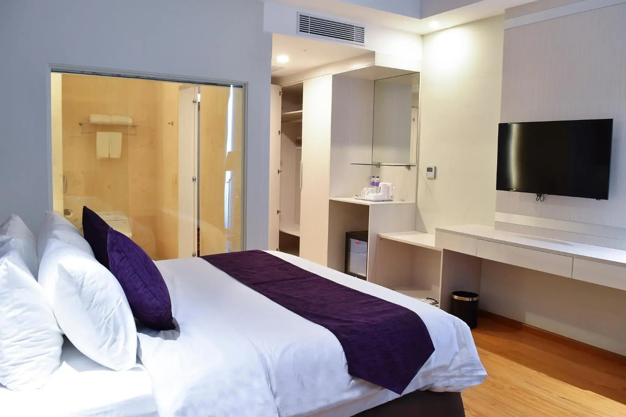 Shower, Bed in Platinum Hotel & Convention Hall Balikpapan Shower, Bed in Platinum Hotel & Convention Hall Balikpapan