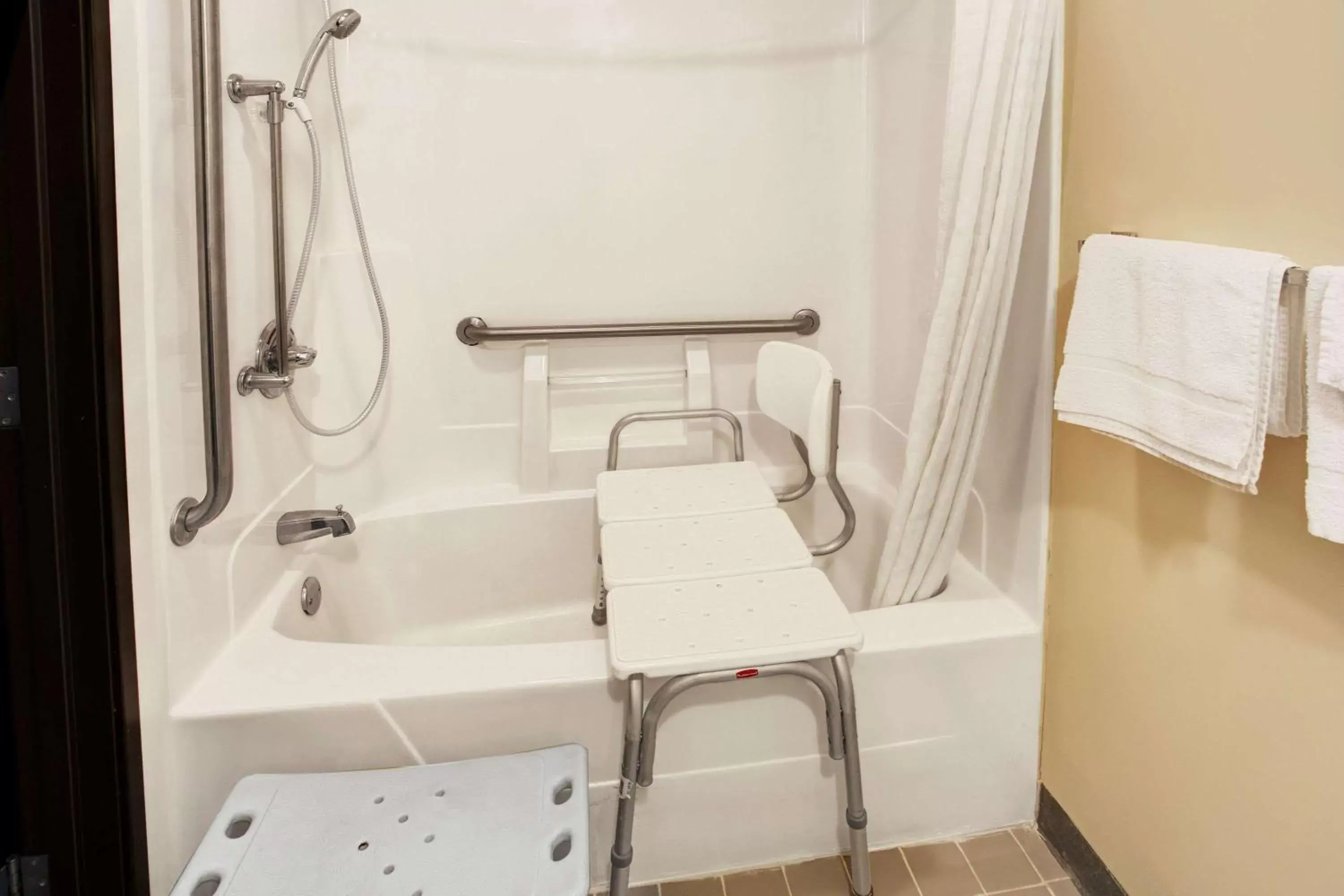 Queen Room - Disability Access/Non-Smoking in Super 8 by Wyndham Heath/Newark Queen Room - Disability Access/Non-Smoking in Super 8 by Wyndham Heath/Newark