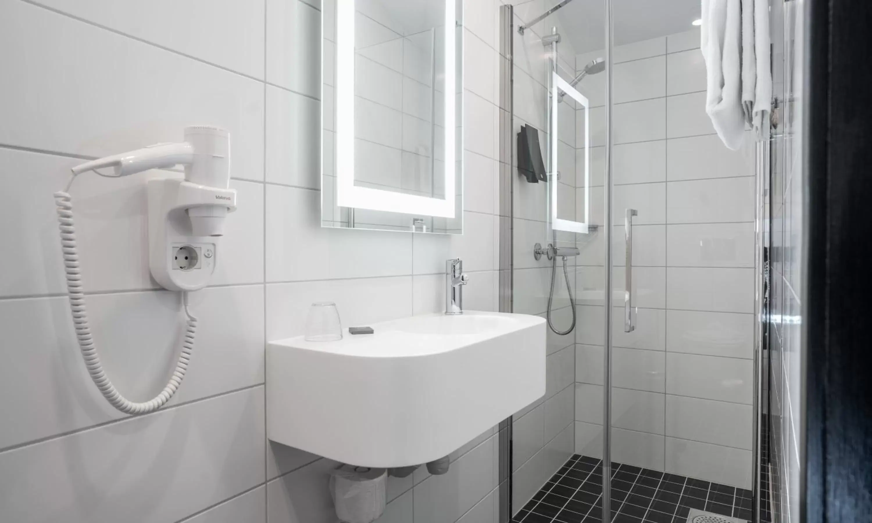 Shower, Bathroom in Thon Hotel Astoria
