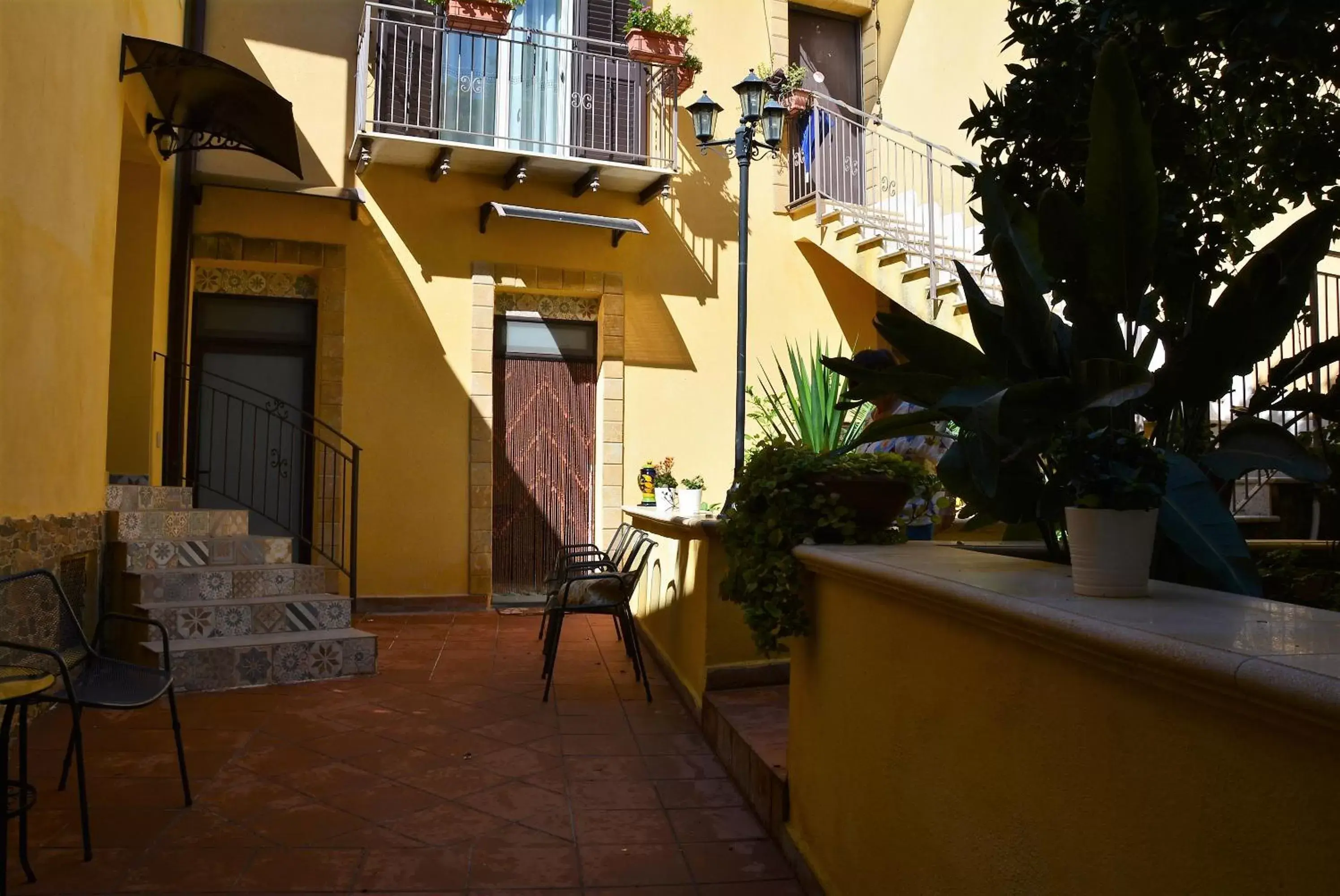 Property building in B&B Il Melograno Antico con Terrazza e Giardino