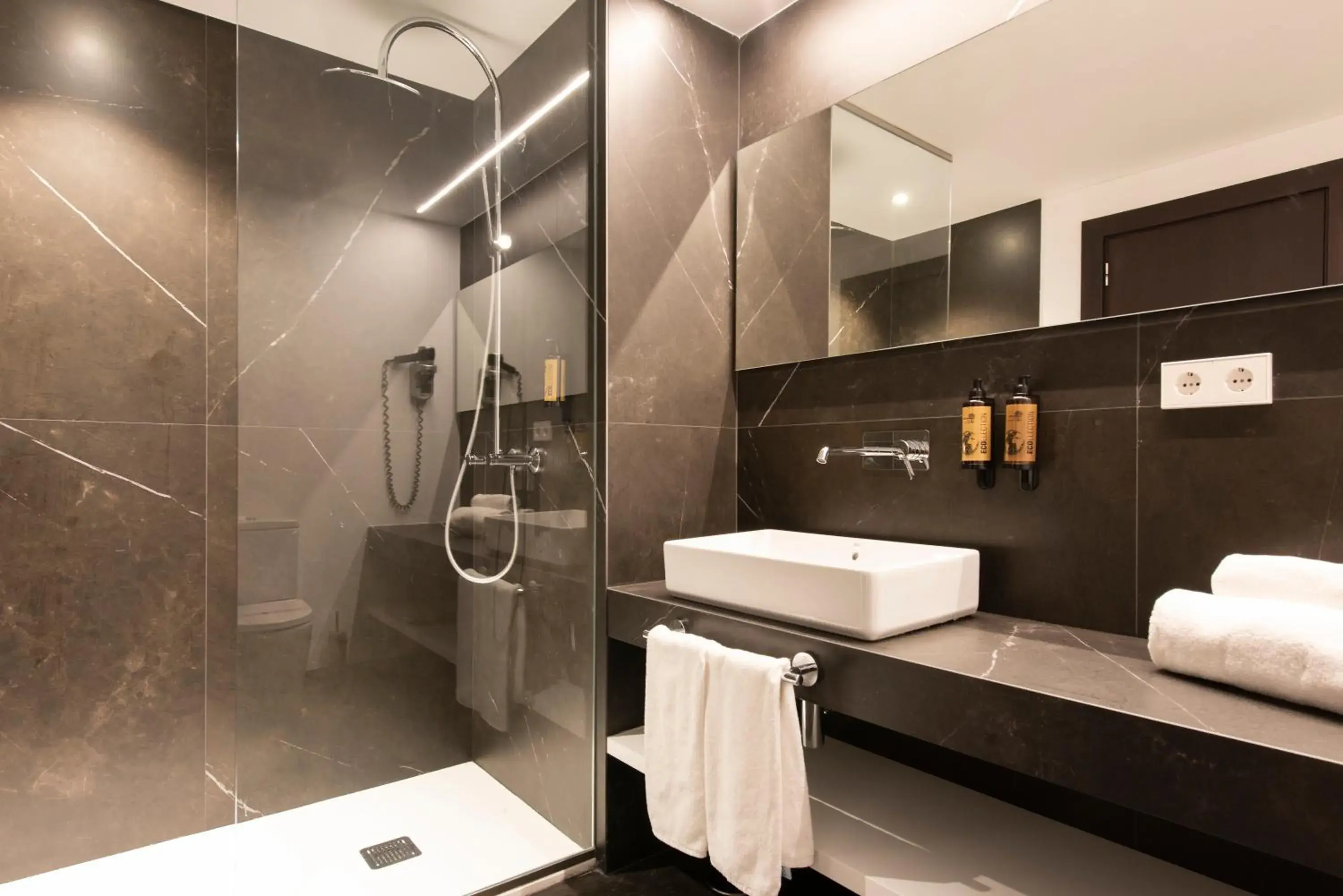 Shower, Bathroom in Hotel America Vigo