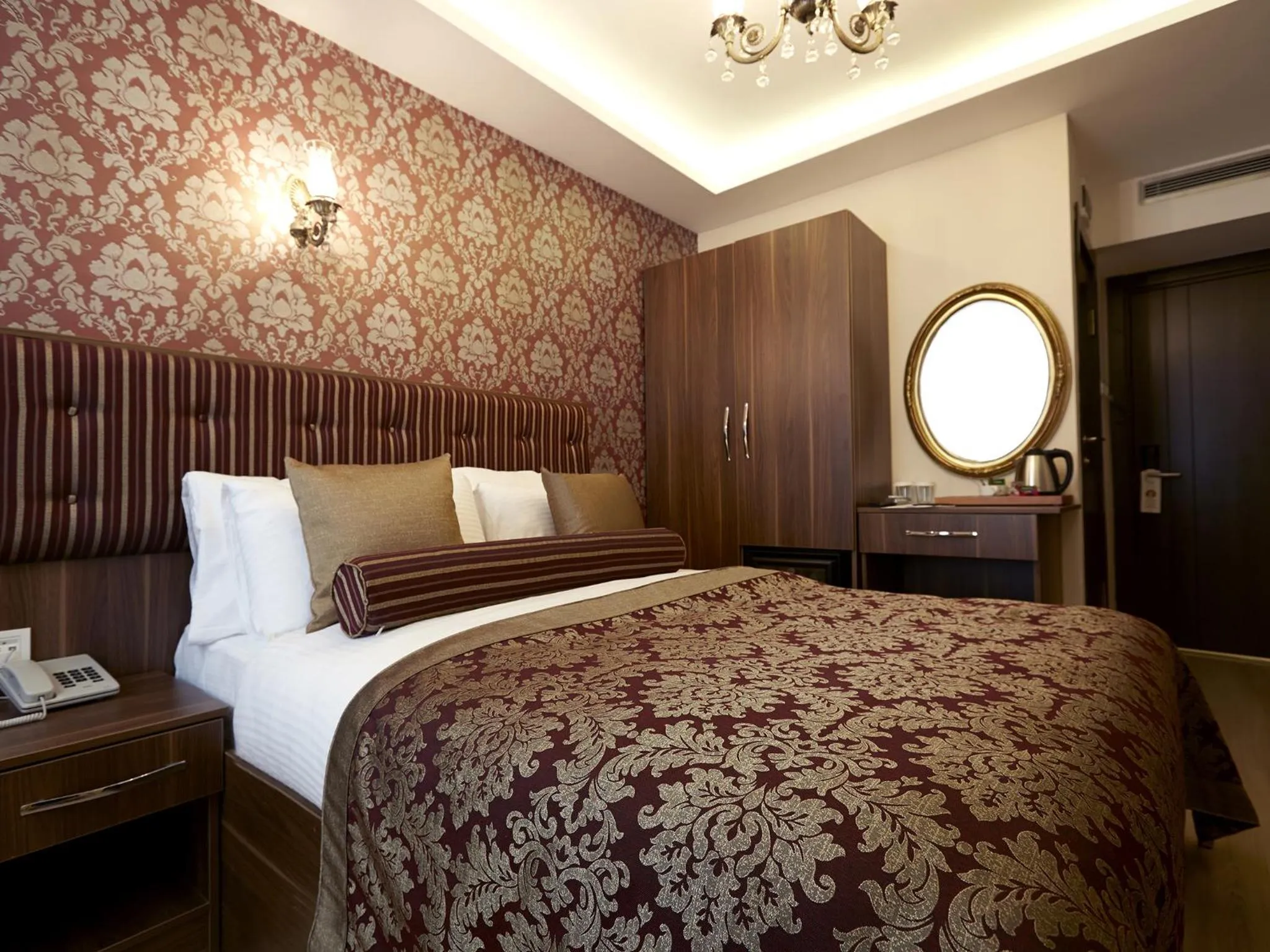 Photo of the whole room, Bed in Marmara Place Old City Hotel