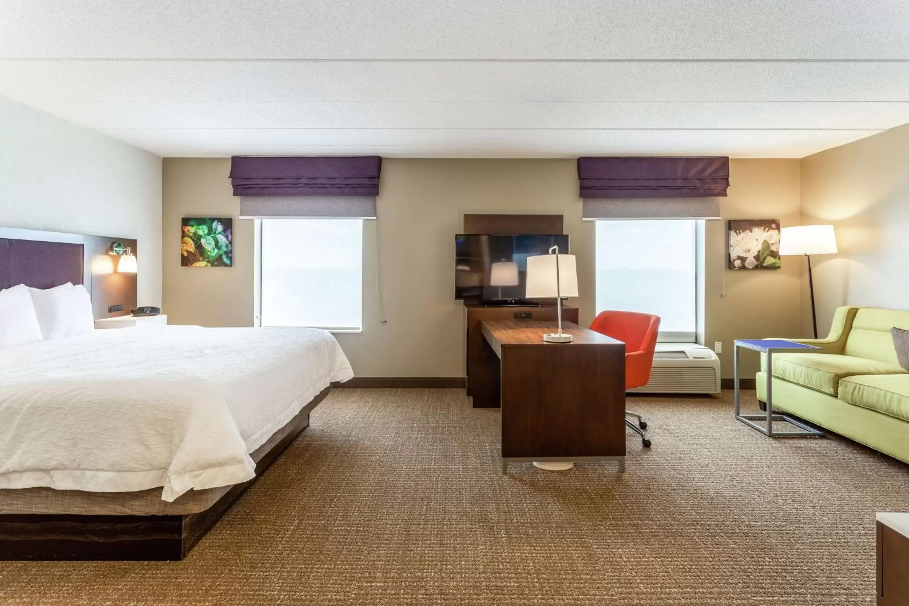 Bedroom in Hampton Inn & Suites Chicago - Libertyville