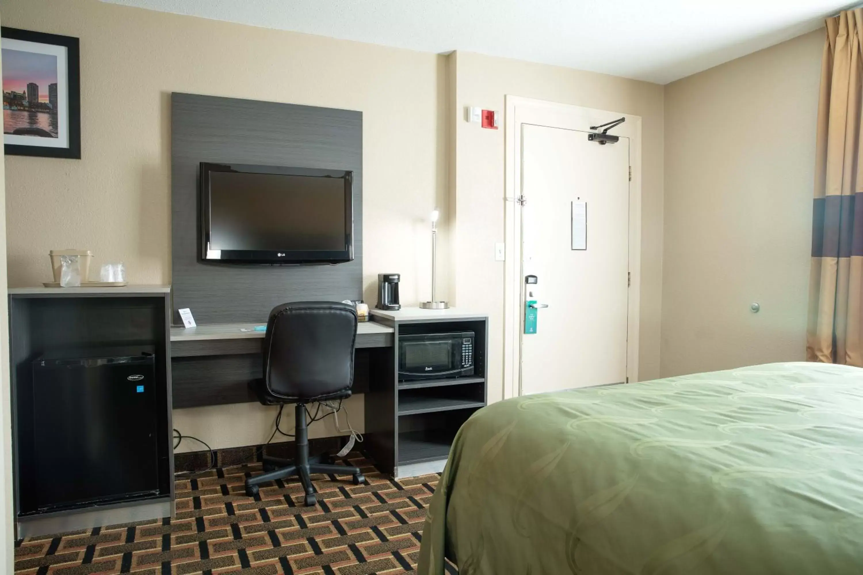 TV and multimedia, TV/Entertainment Center in Quality Inn Raynham - Taunton