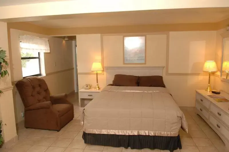 Bedroom, Bed in Sand Castle Motel