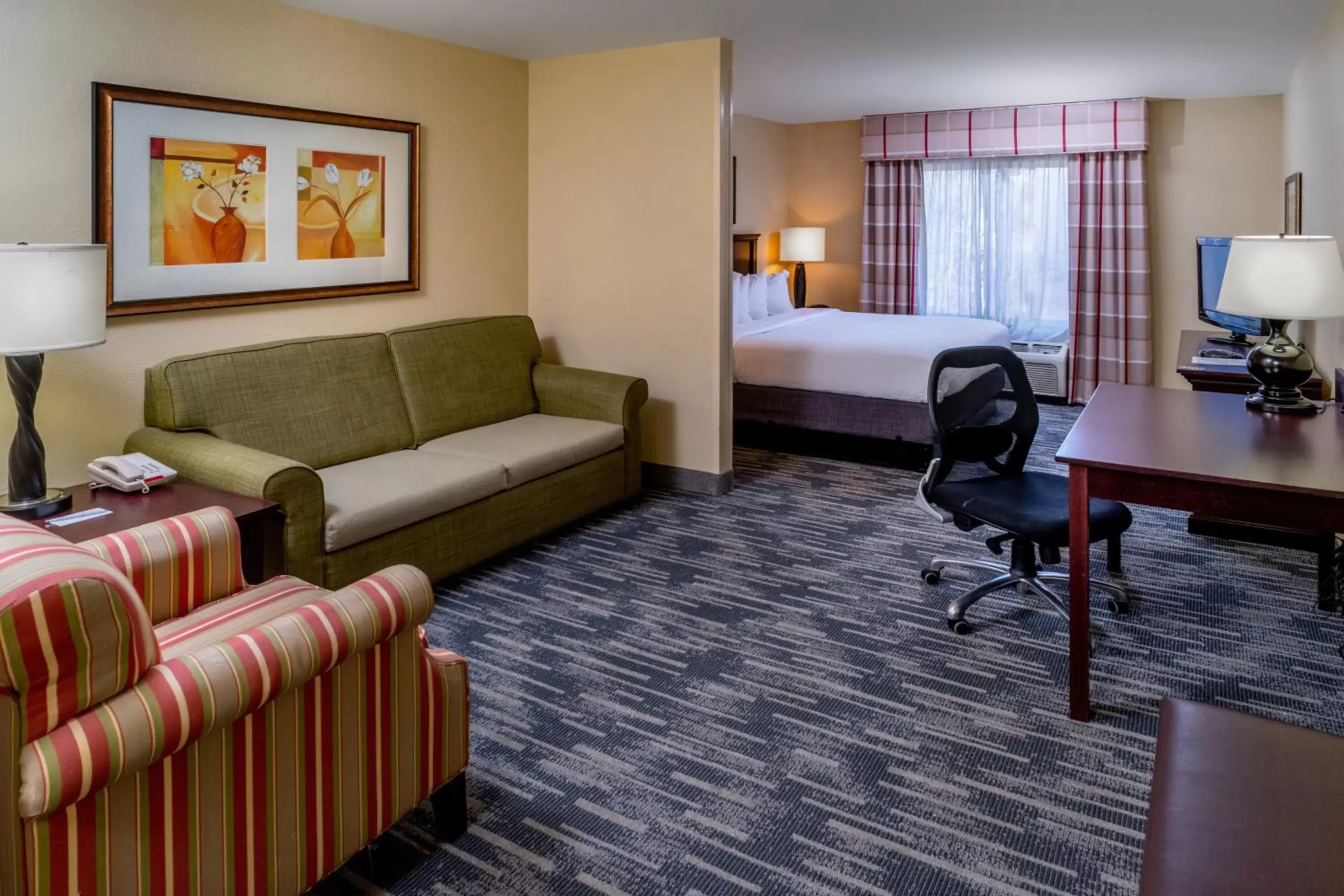 Bedroom, Seating Area in Country Inn & Suites by Radisson, Princeton, WV