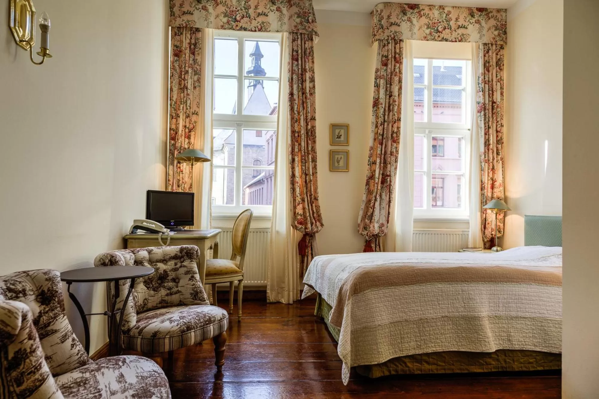 Photo of the whole room, Bed in Hotel Zum Bär