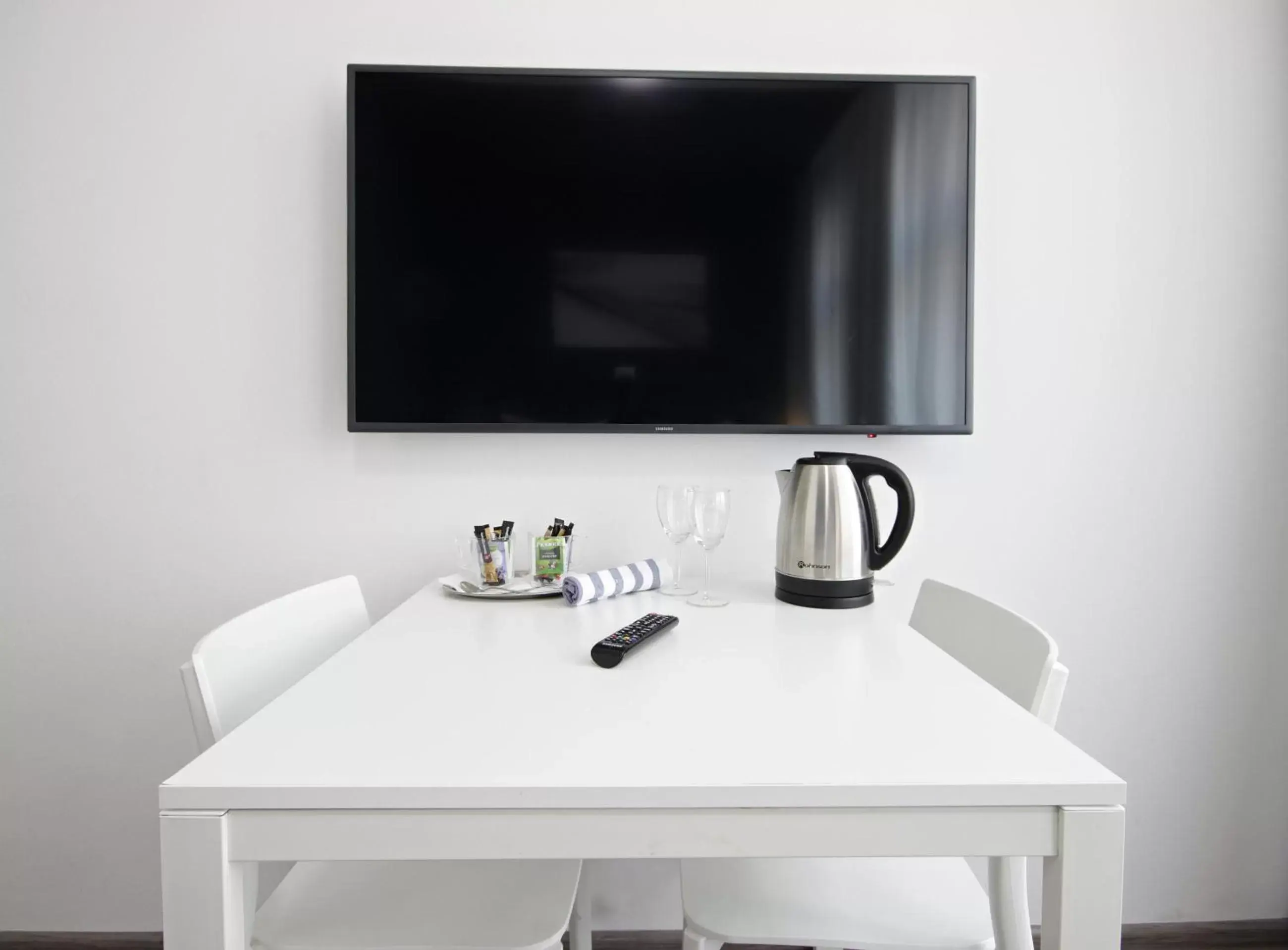 Seating area, TV/Entertainment Center in Alveo Suites