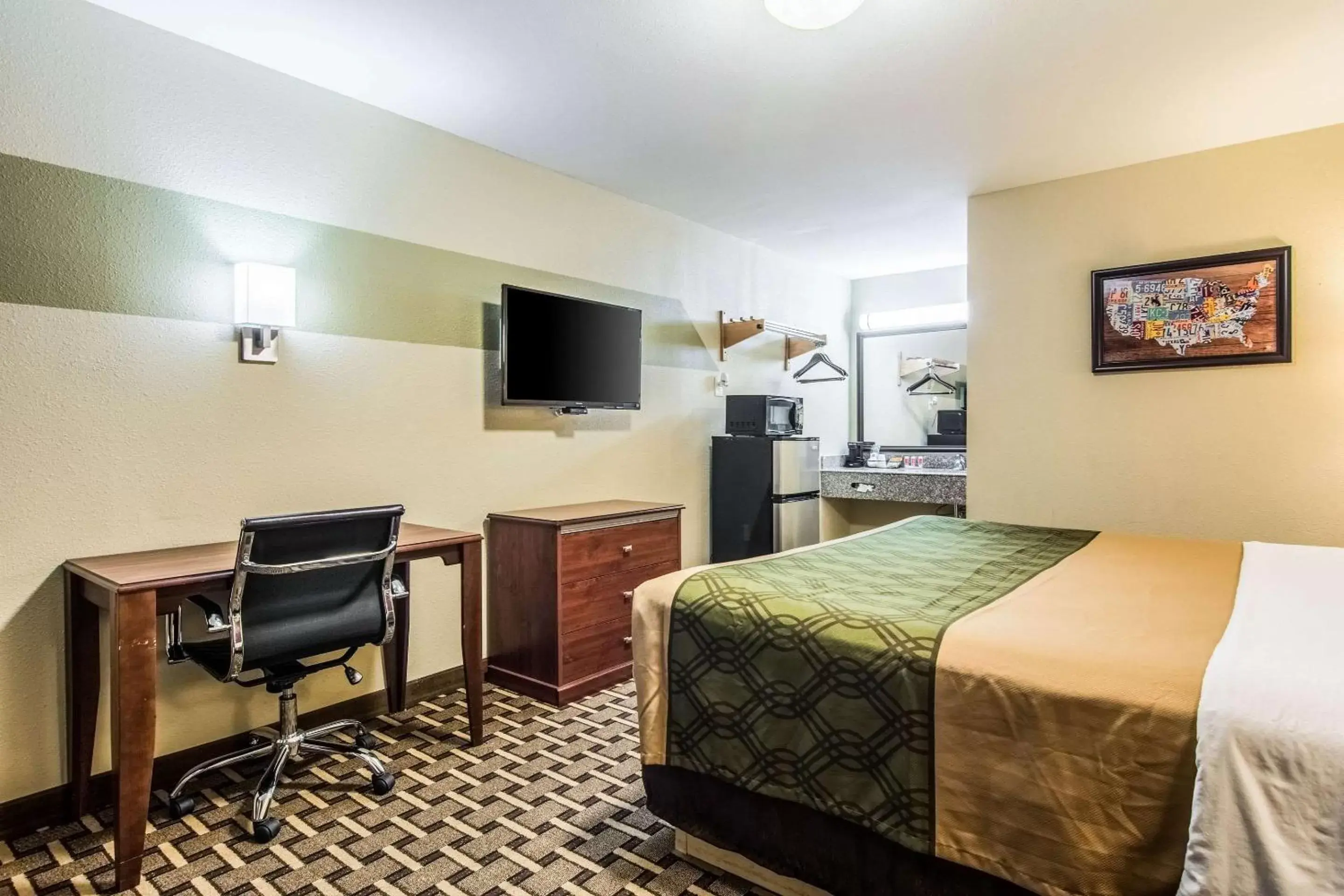 Photo of the whole room, TV/Entertainment Center in Econo Lodge