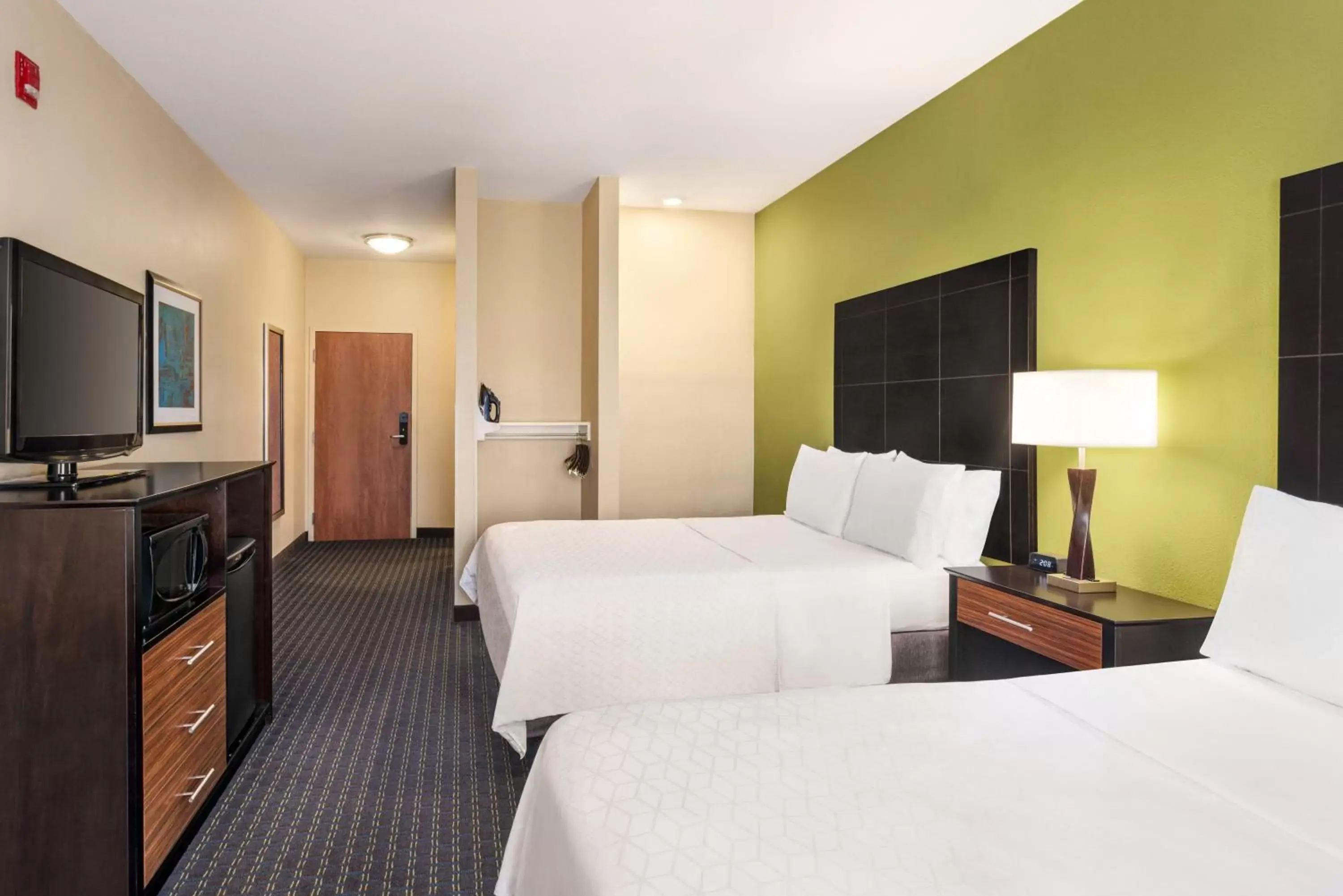 Photo of the whole room, Bed in Holiday Inn Express Hotel & Suites Edmond, an IHG Hotel