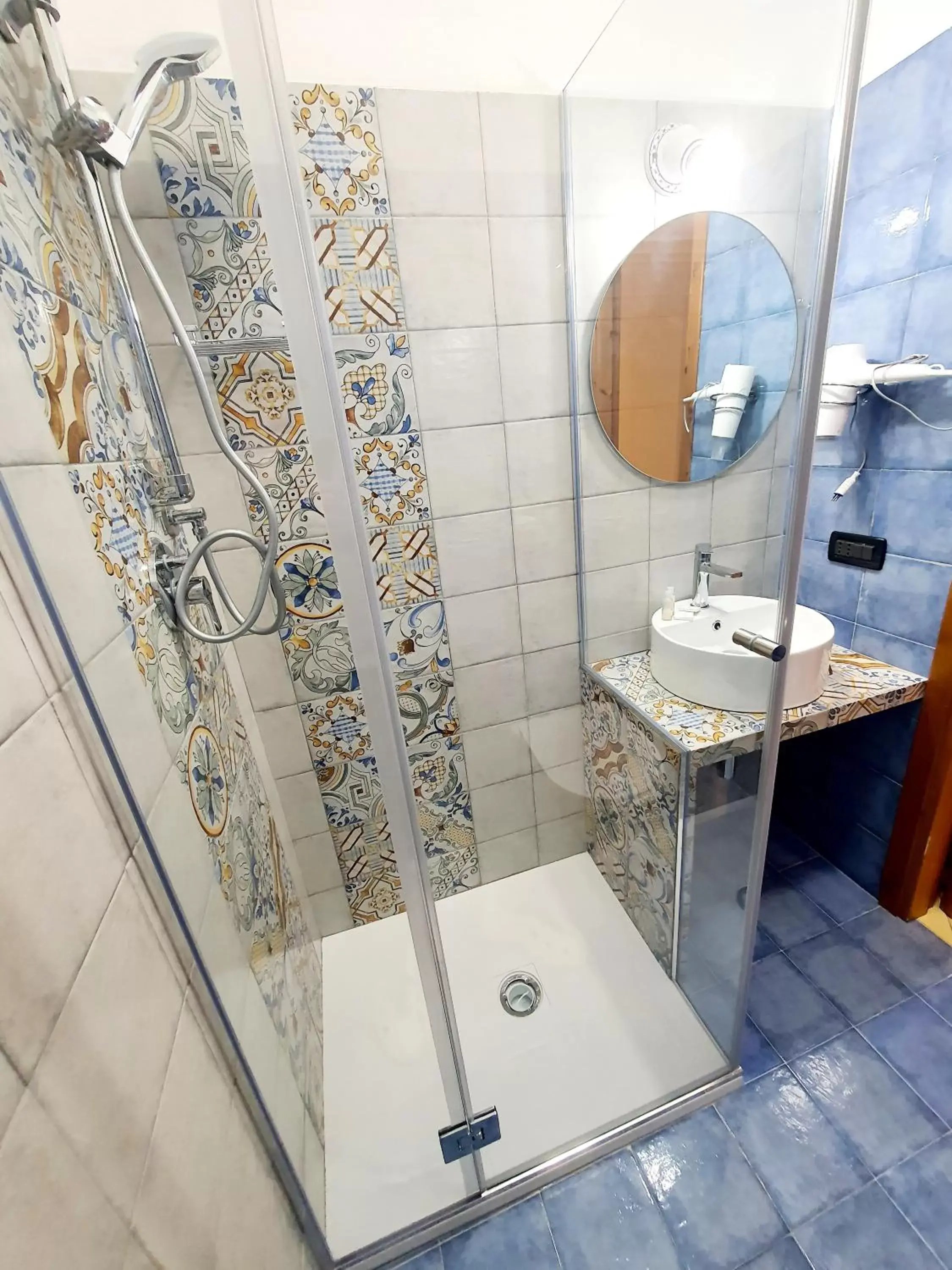Shower, Bathroom in Hotel Cala Marina
