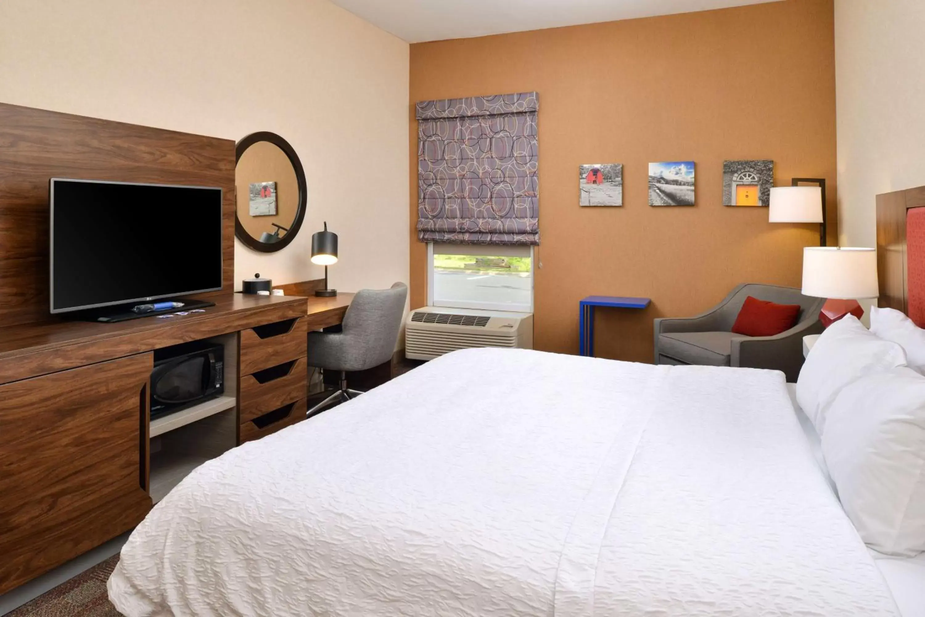 Bedroom, Bed in Hampton Inn Wytheville