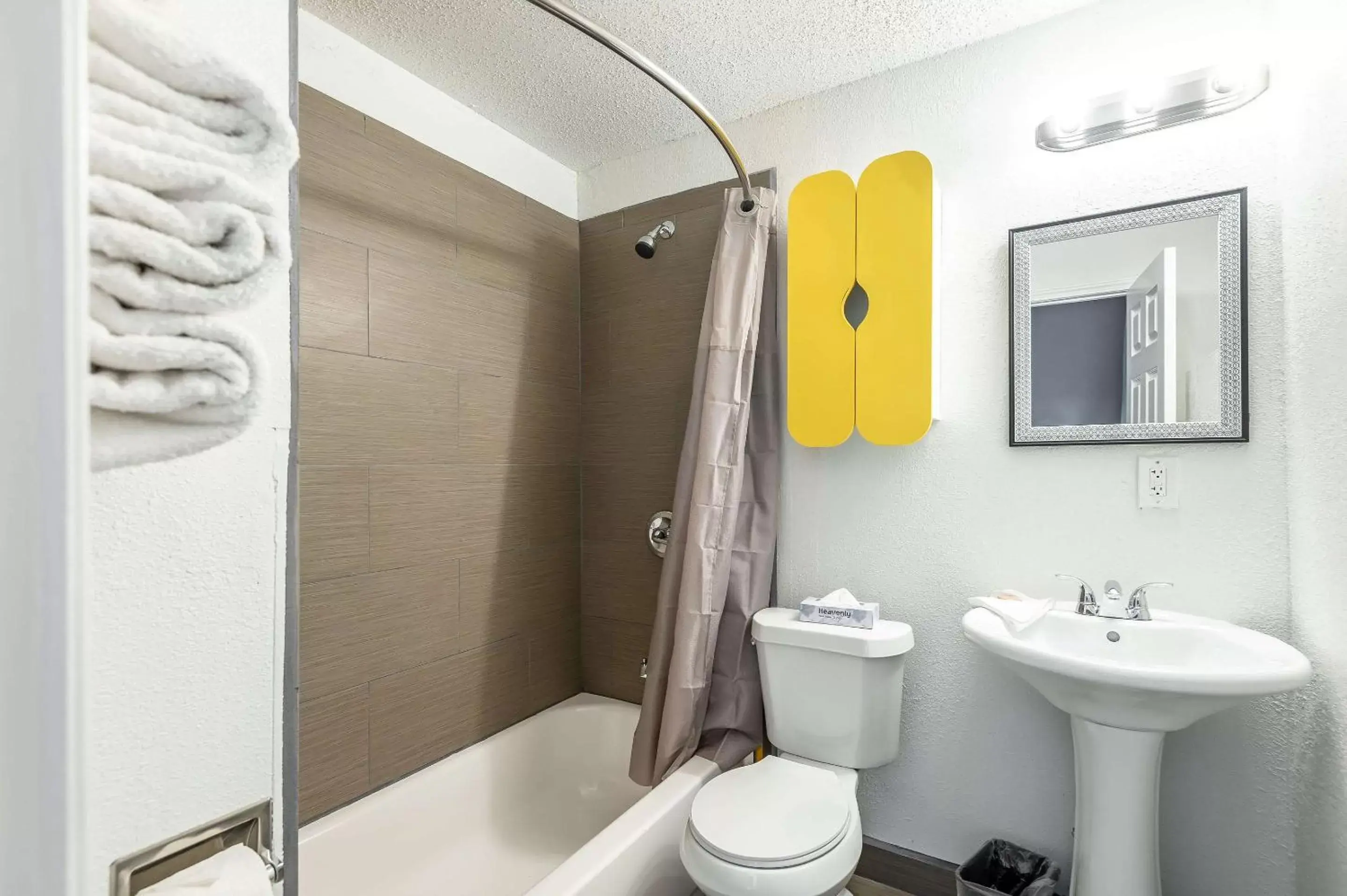 Bathroom in Quality Inn & Suites Kansas City Downtown Bathroom in Quality Inn & Suites Kansas City Downtown