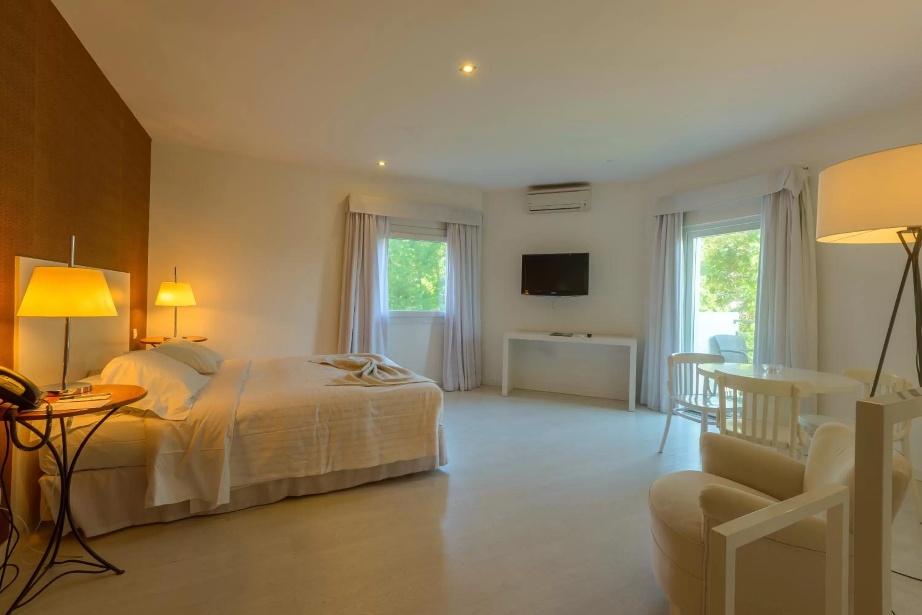 TV and multimedia, Bed in Amazonia Estoril Hotel