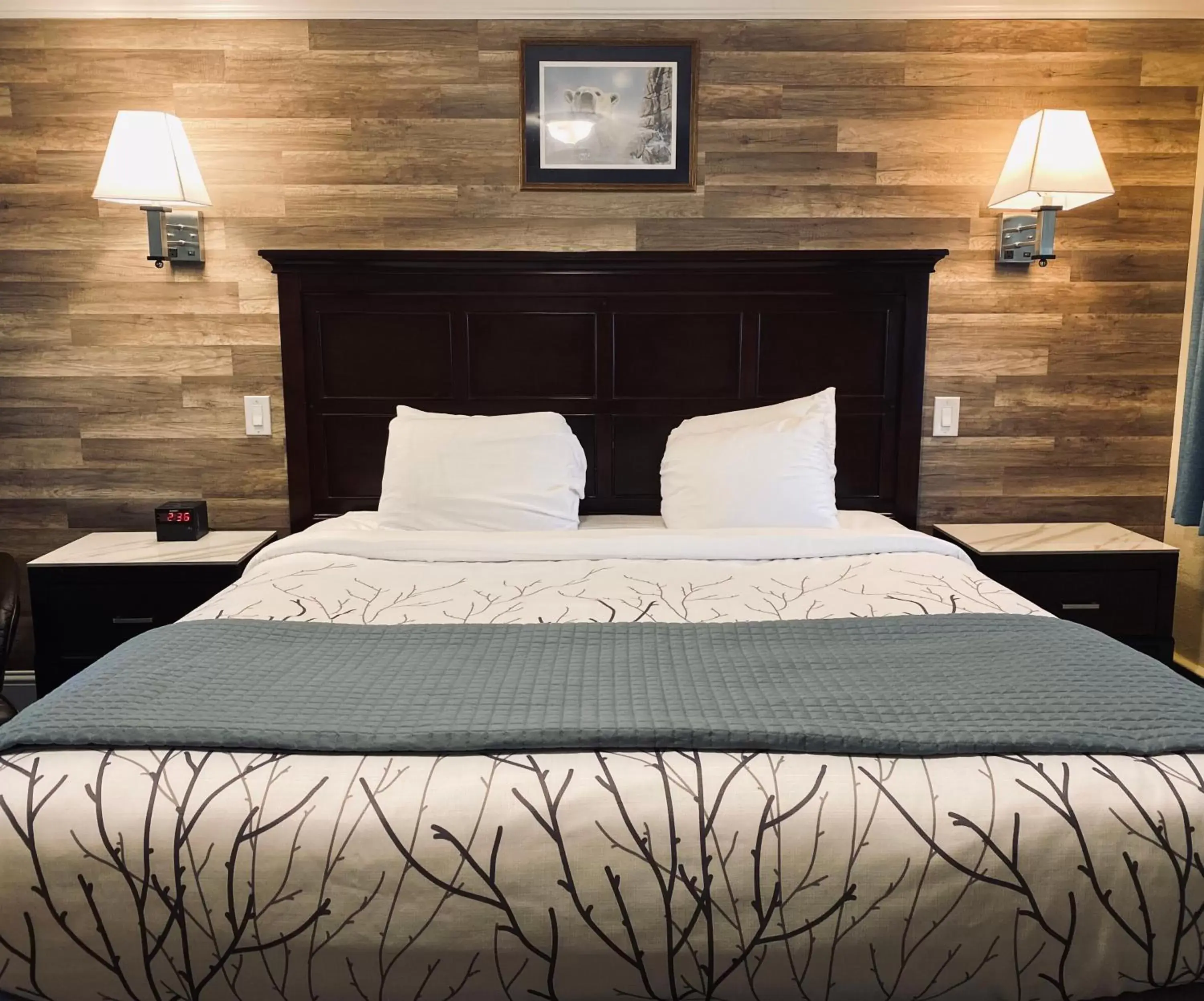 Bed in Salida Inn & Monarch Suites