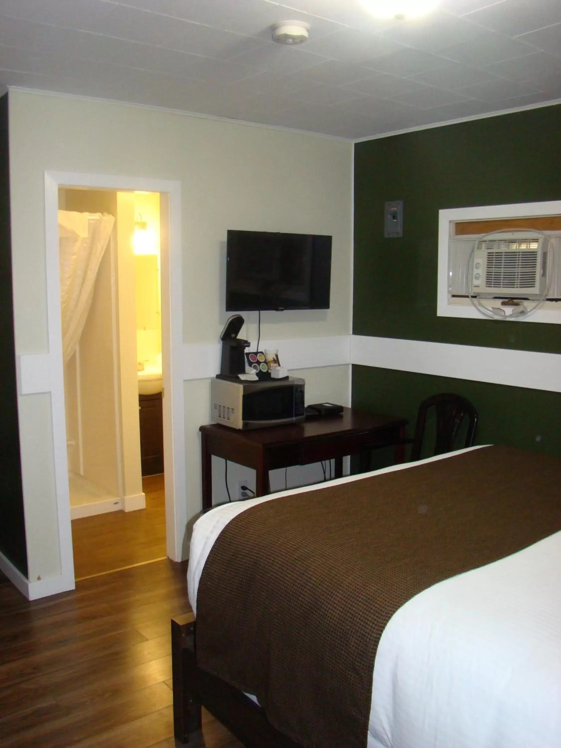 Bedroom, TV/Entertainment Center in Paddock Inn