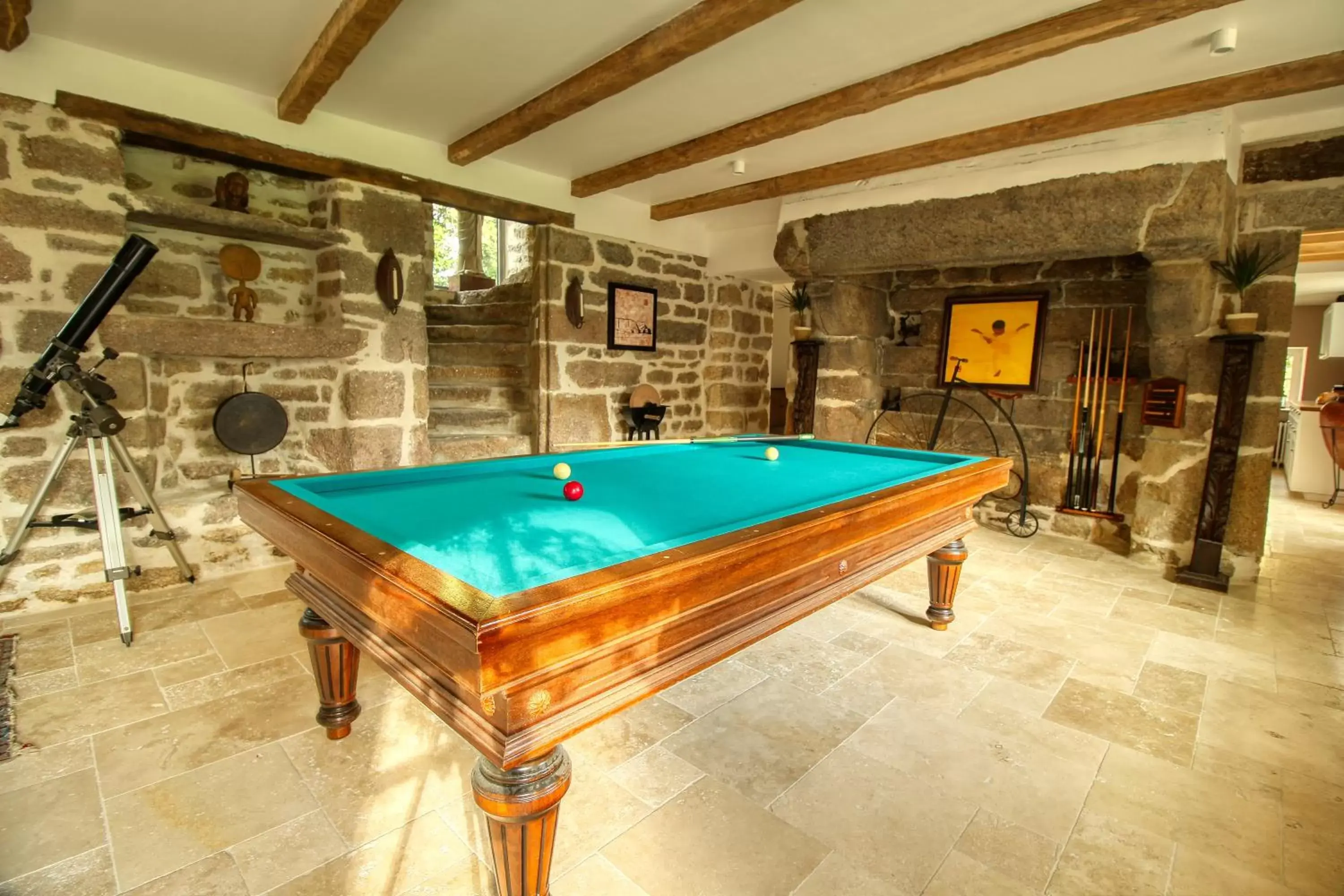 Billiard, Billiards in KERBELEG, ferme-manoir du XVè siècle, chambres grand confort