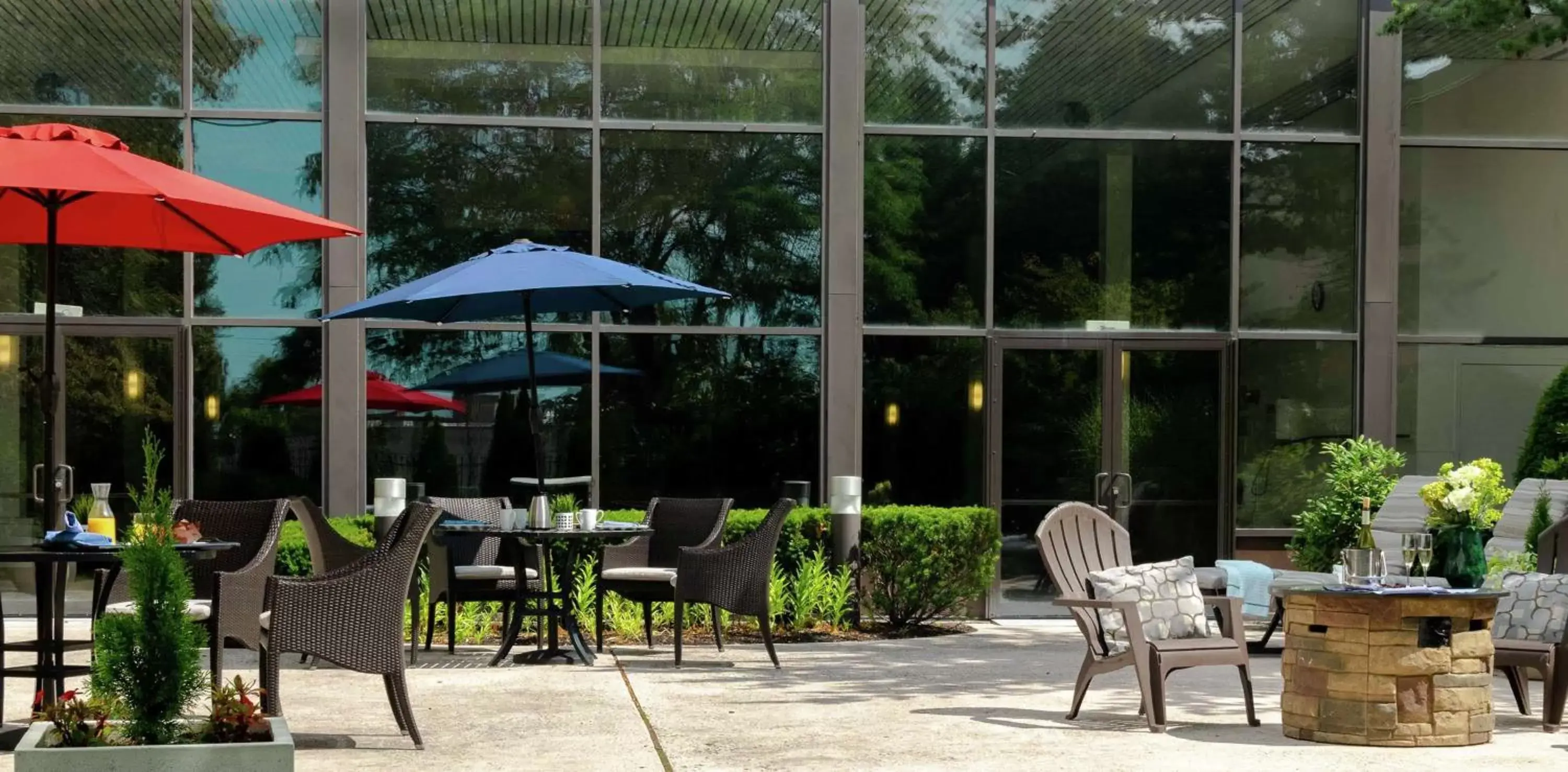 Inner courtyard view, Restaurant/Places to Eat in DoubleTree by Hilton Boston-Milford