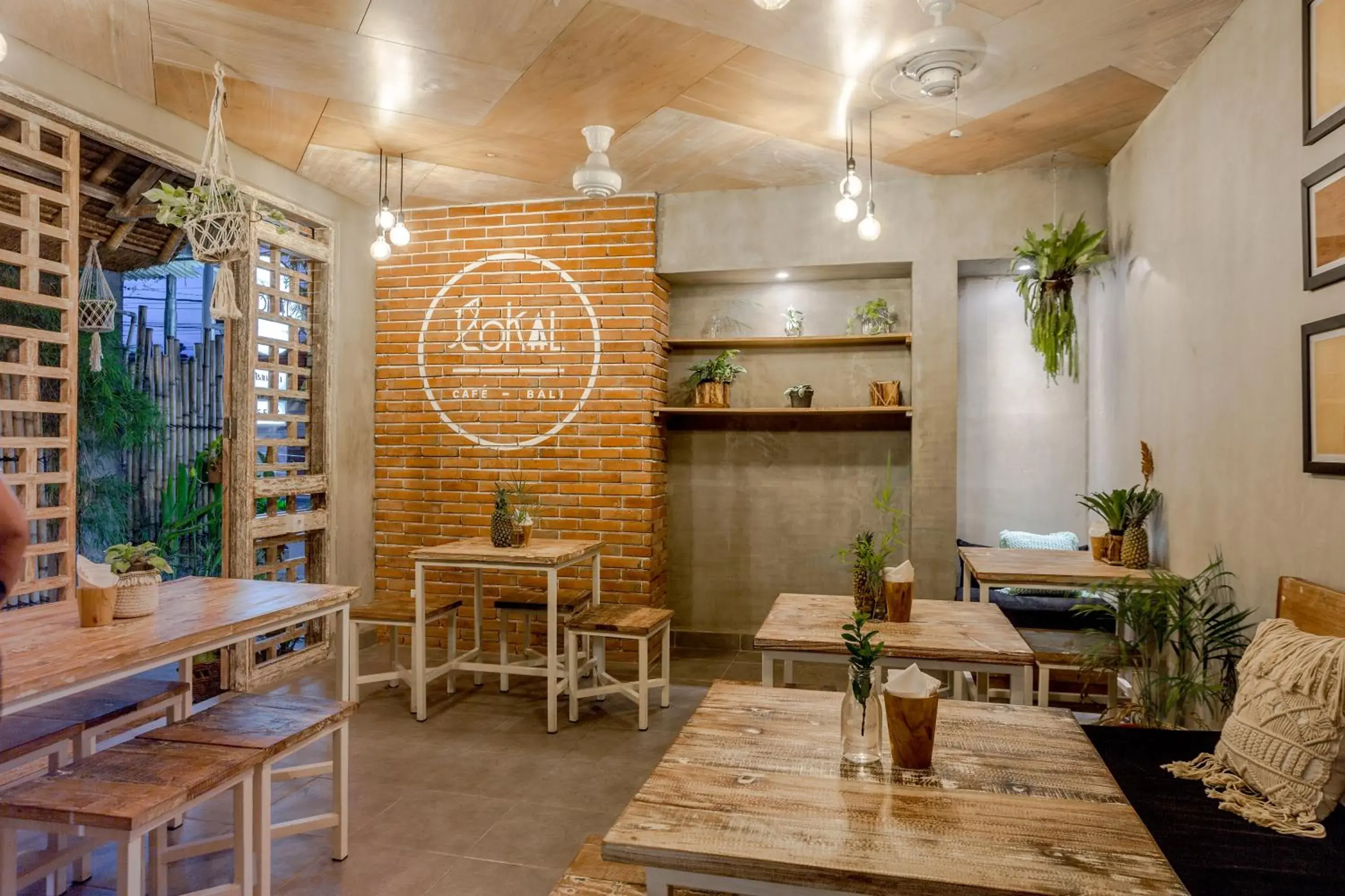 Restaurant/places to eat, Dining Area in Lokal Bali Hostel