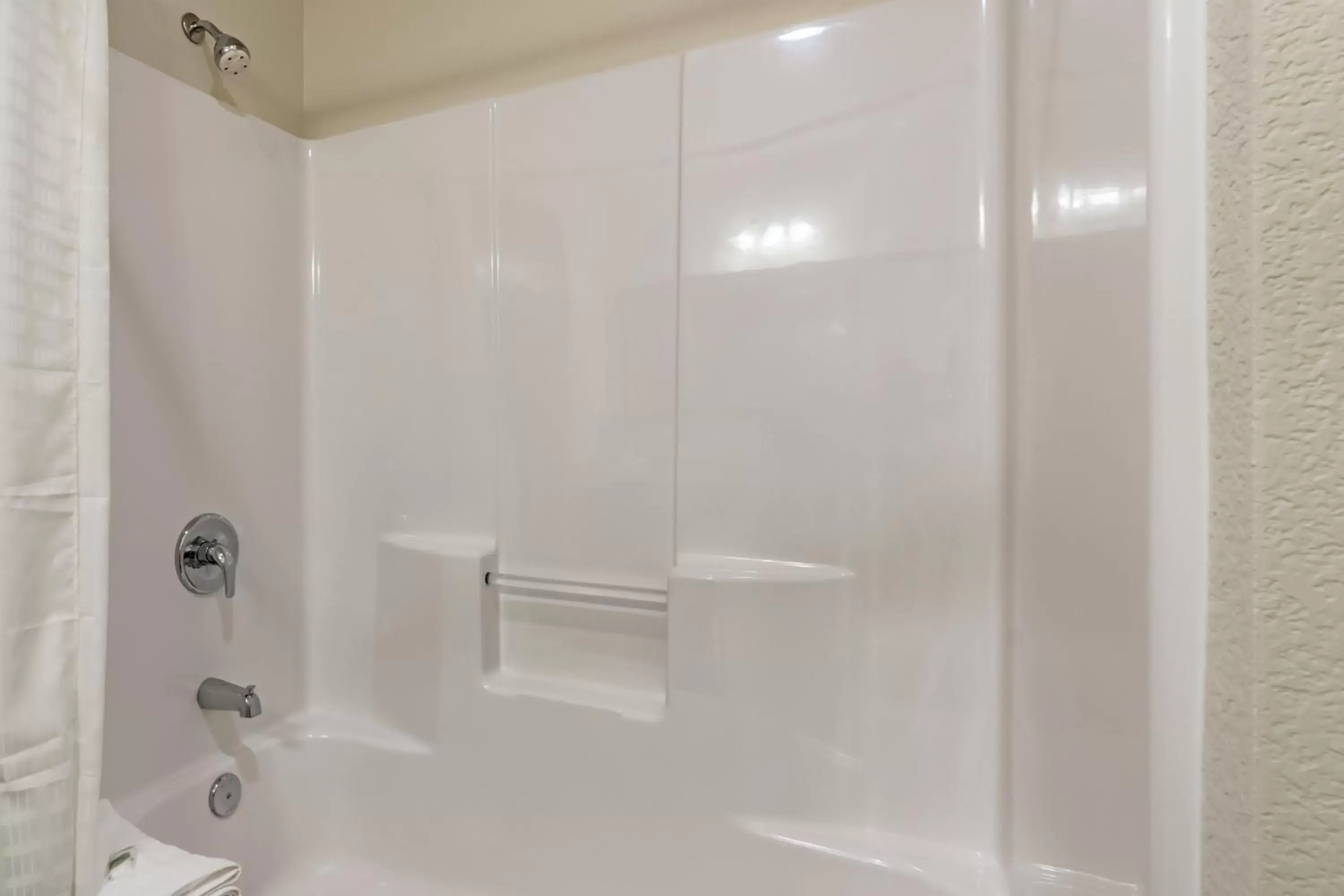 Shower, Bathroom in Cobblestone Inn & Suites - Lamoni