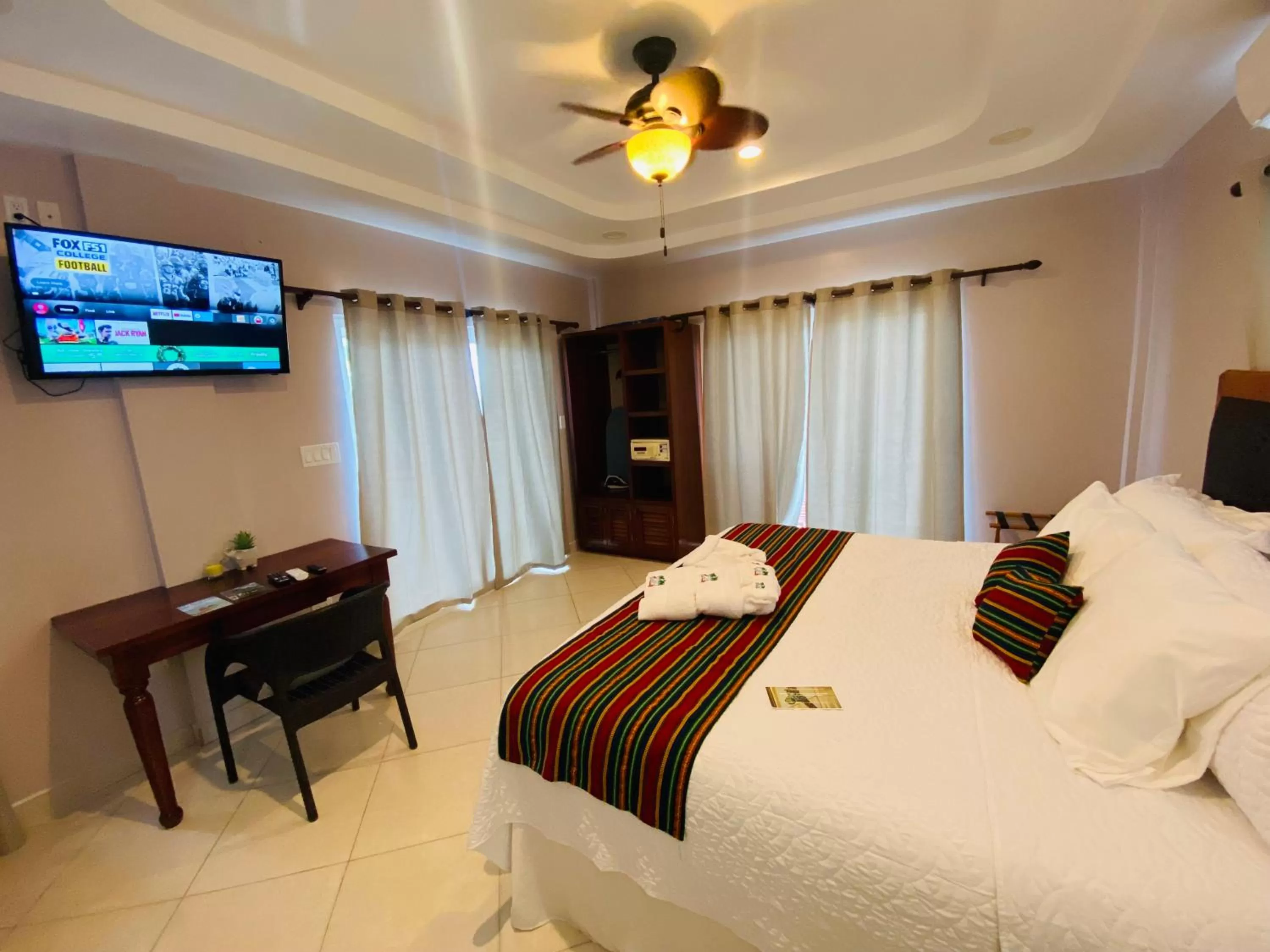 Bedroom, Bed in La Isla Resort