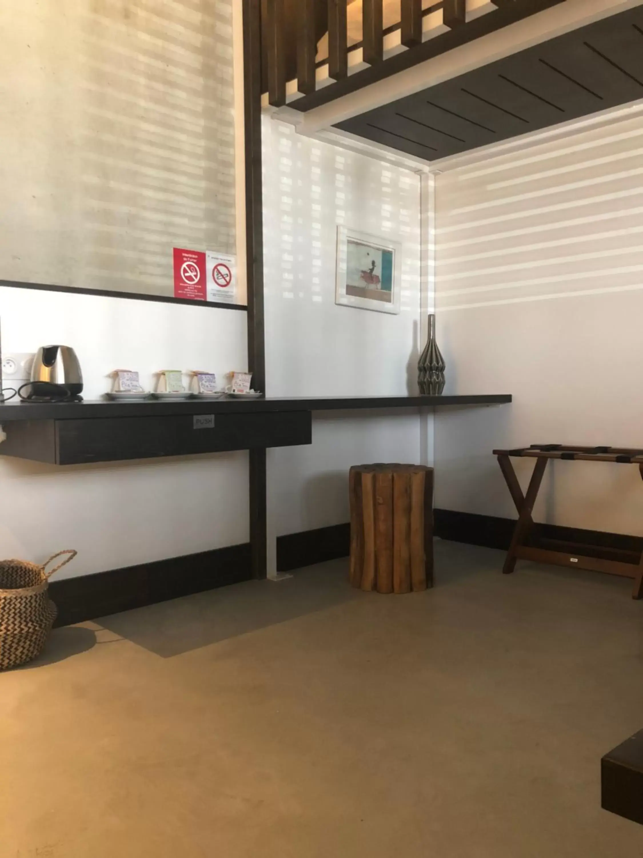 Coffee/tea facilities, Lobby/Reception in Le B Complexe Hôtel
