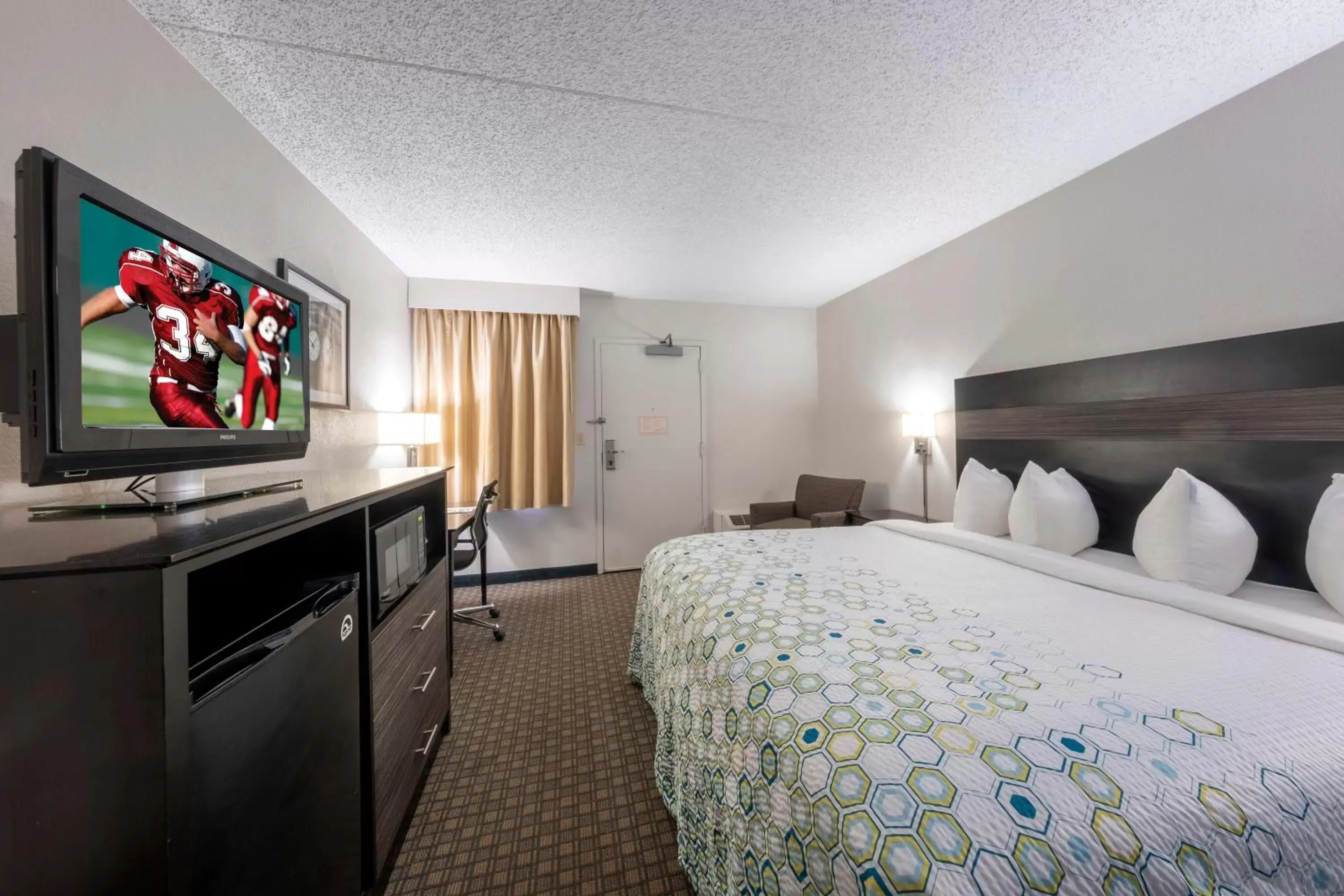 Photo of the whole room, Bed in HomeTown Inn by Red Roof East Syracuse Photo of the whole room, Bed in HomeTown Inn by Red Roof East Syracuse