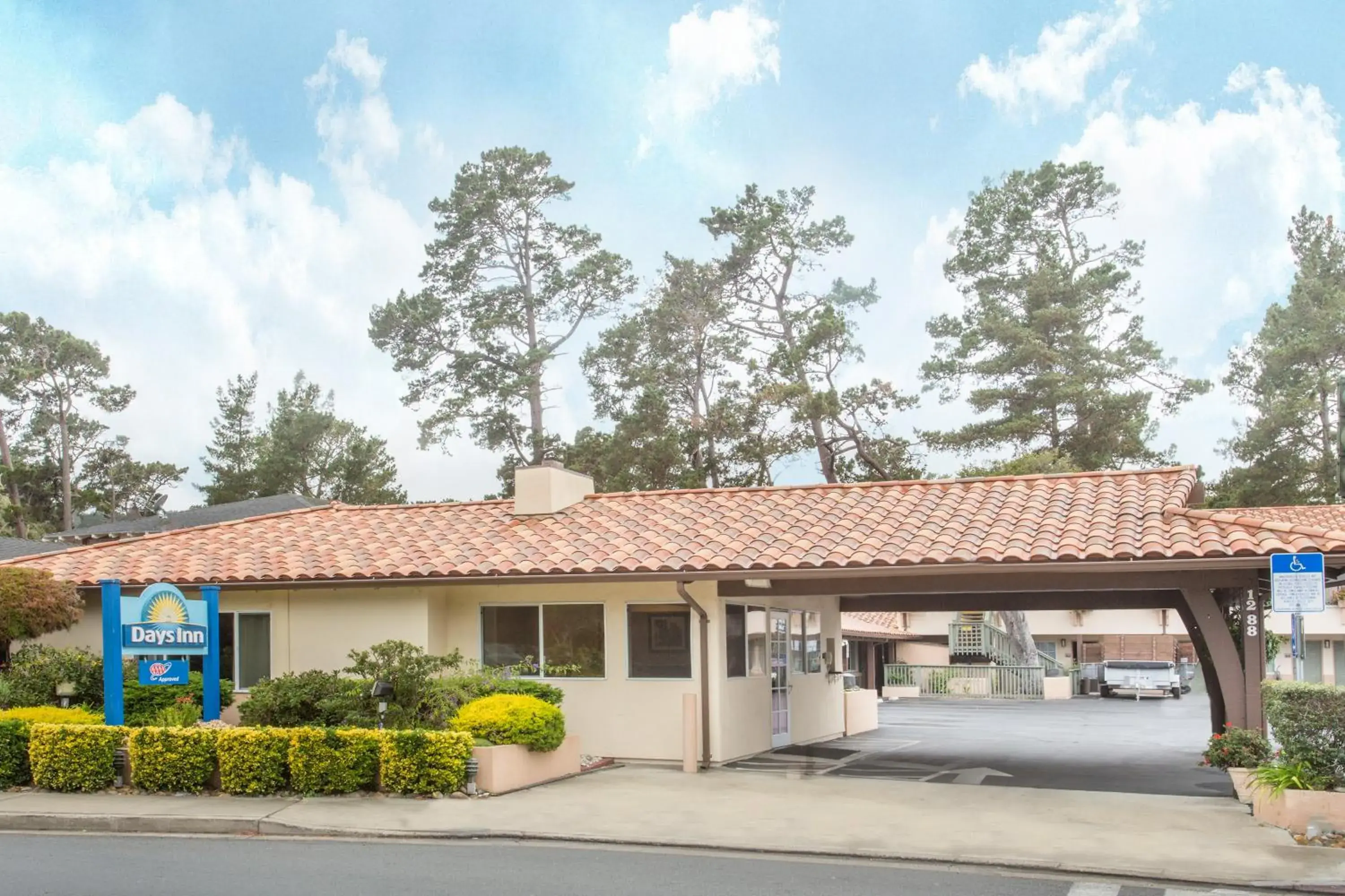 Property Building in Days Inn by Wyndham Monterey-Fisherman's Wharf Aquarium