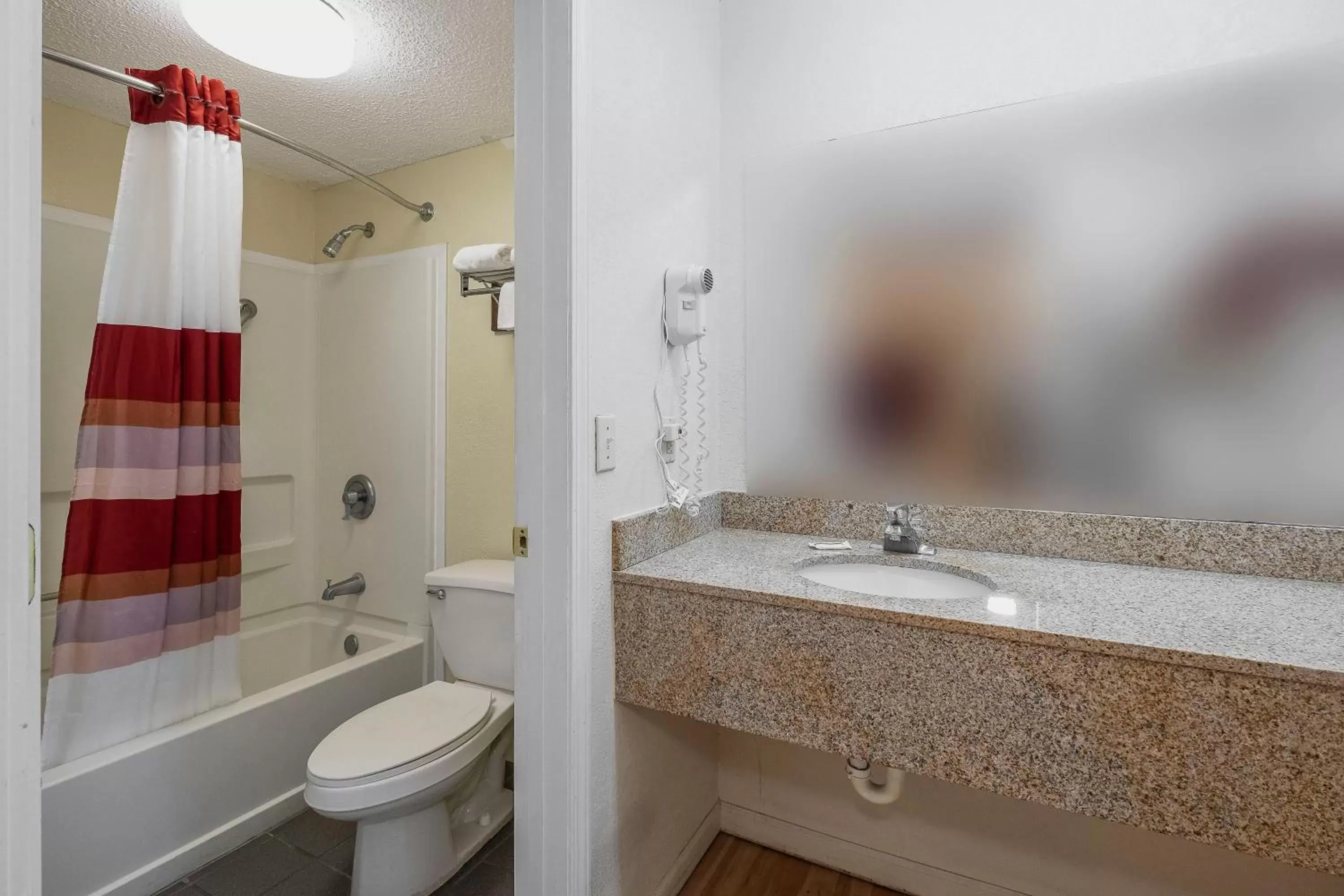 Bathroom in Red Roof Inn & Suites Rome