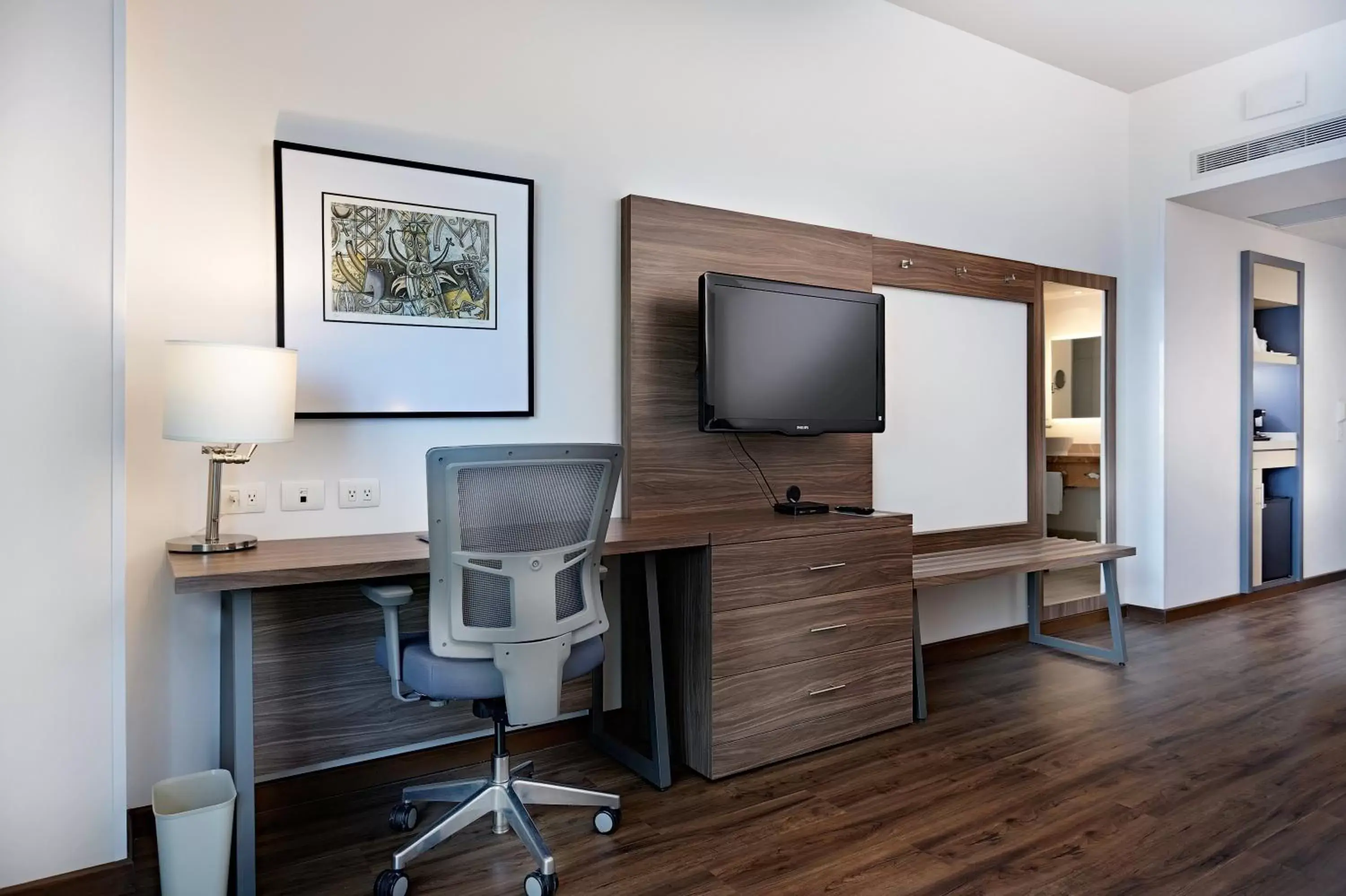 Photo of the whole room, TV/Entertainment Center in Holiday Inn Express Villahermosa, an IHG Hotel